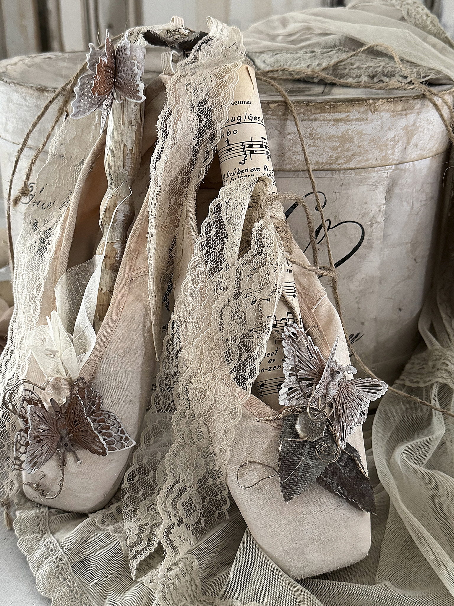 Vintage-Spitzenschuhe mit romantischer Deko***