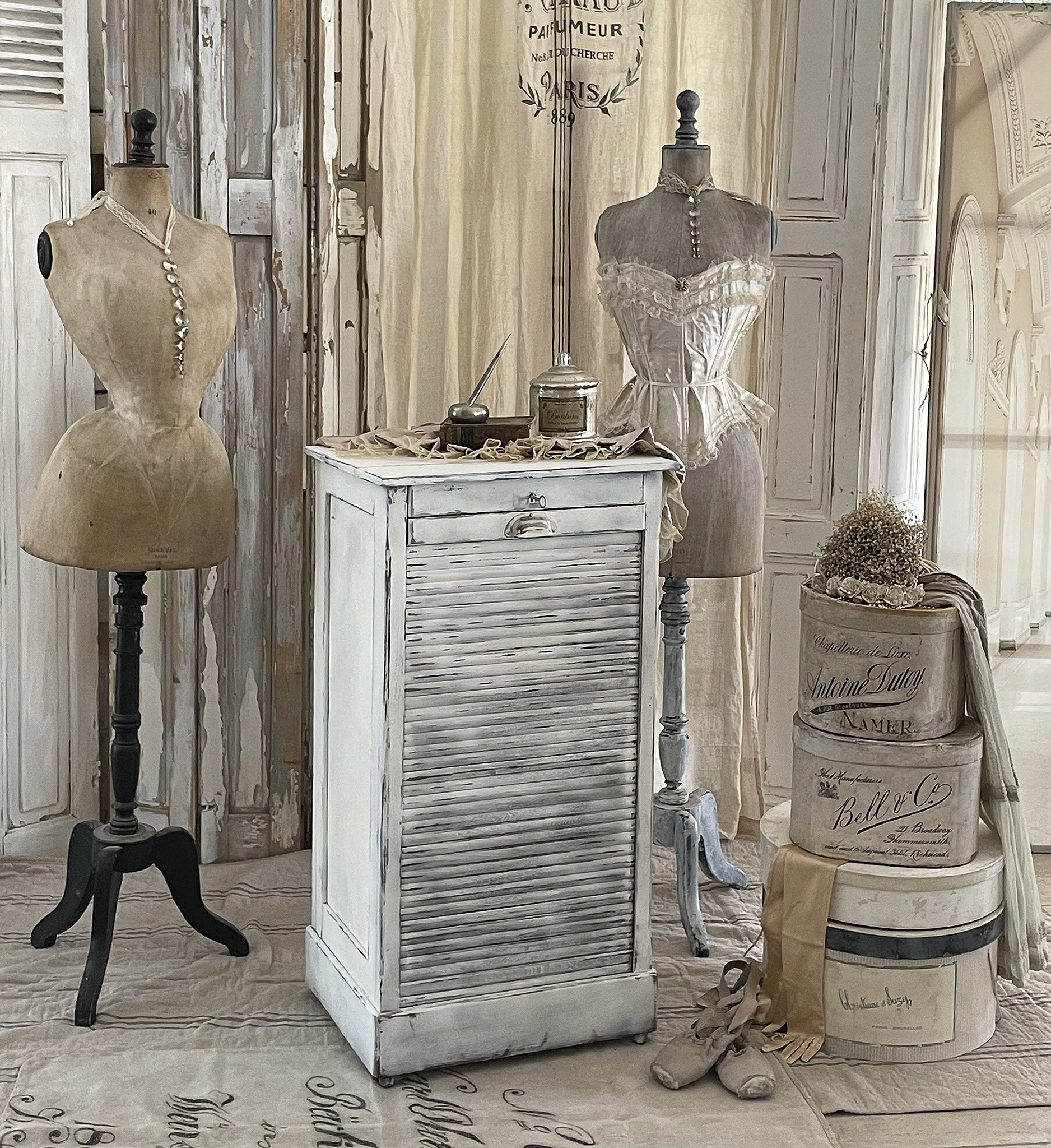Elegante Wohnaccessoires: Vintage Schrank und Schneiderpuppen Dekorative Einrichtung mit altmodischen Schneiderpuppen, einem vintage Schrank und Accessoires in nostalgischem Stil