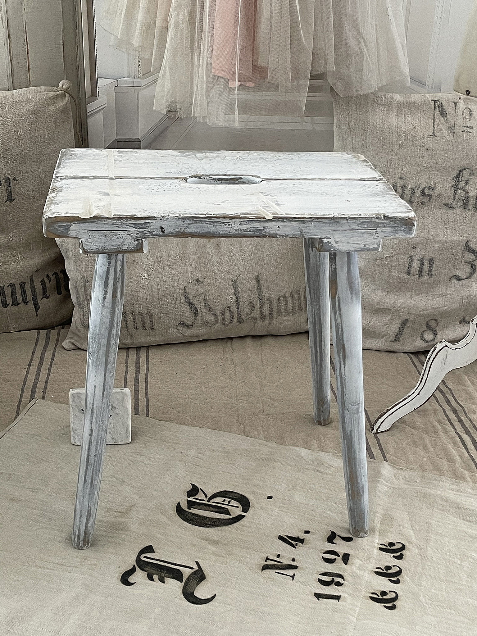 Alter robuster Shabby-Hocker 1