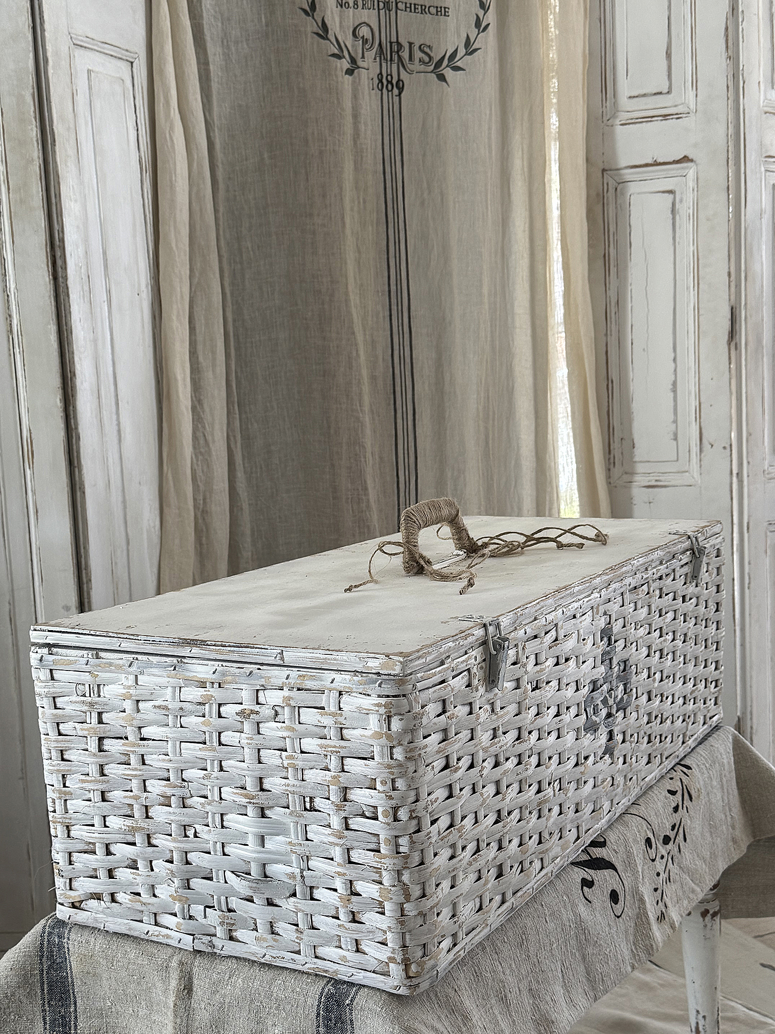  Alter Taubenkorb im weißen Shabby-Kleid – mit französischem Flair und Geschichte***
