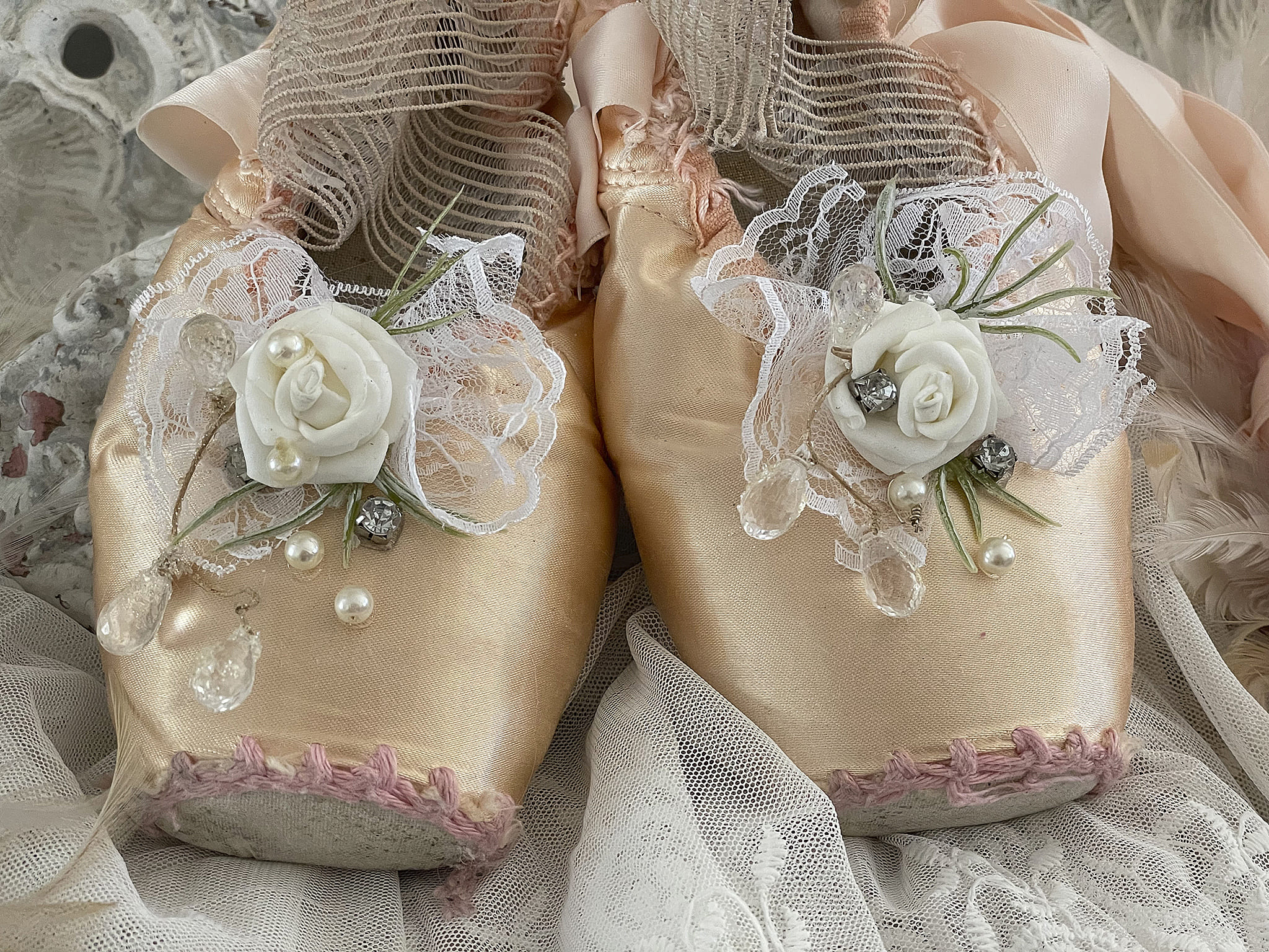 Alte Ballettschuhe Brocante mit Röschen und Spitze