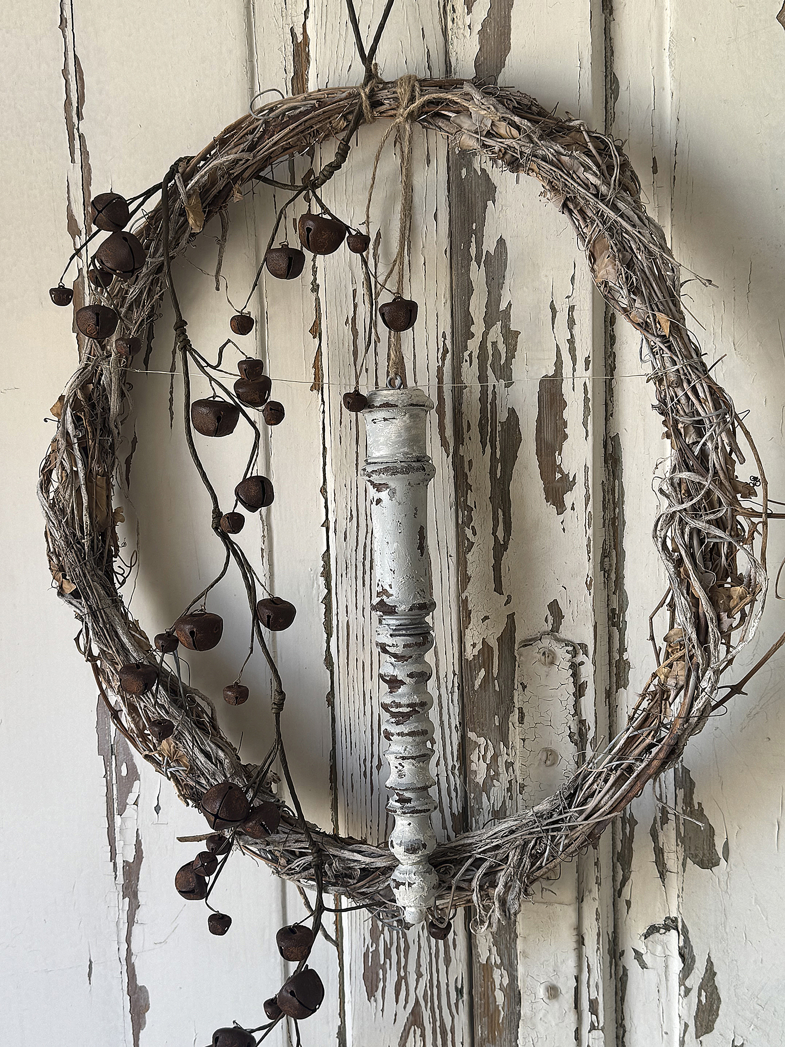 Zauberhafter ovaler Schellenkranz mit antikem Holzstab und sanften Elfenklängen – Romantischer Shabby Chic mit nostalgischem Charme***