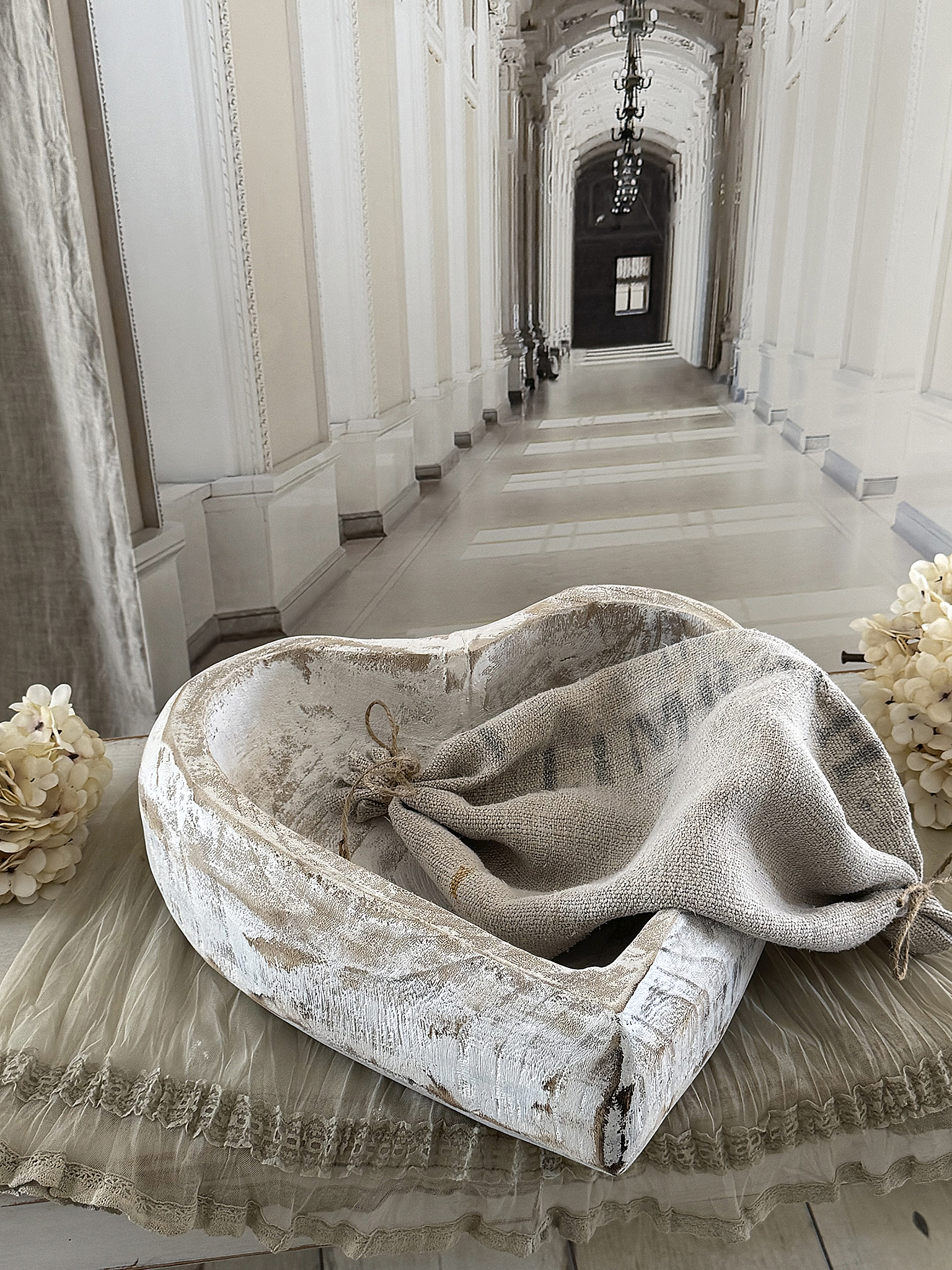 Shabby-Holzherzschale mit Leineneinleger – Romantik in Weiß-Naturtönen*** 