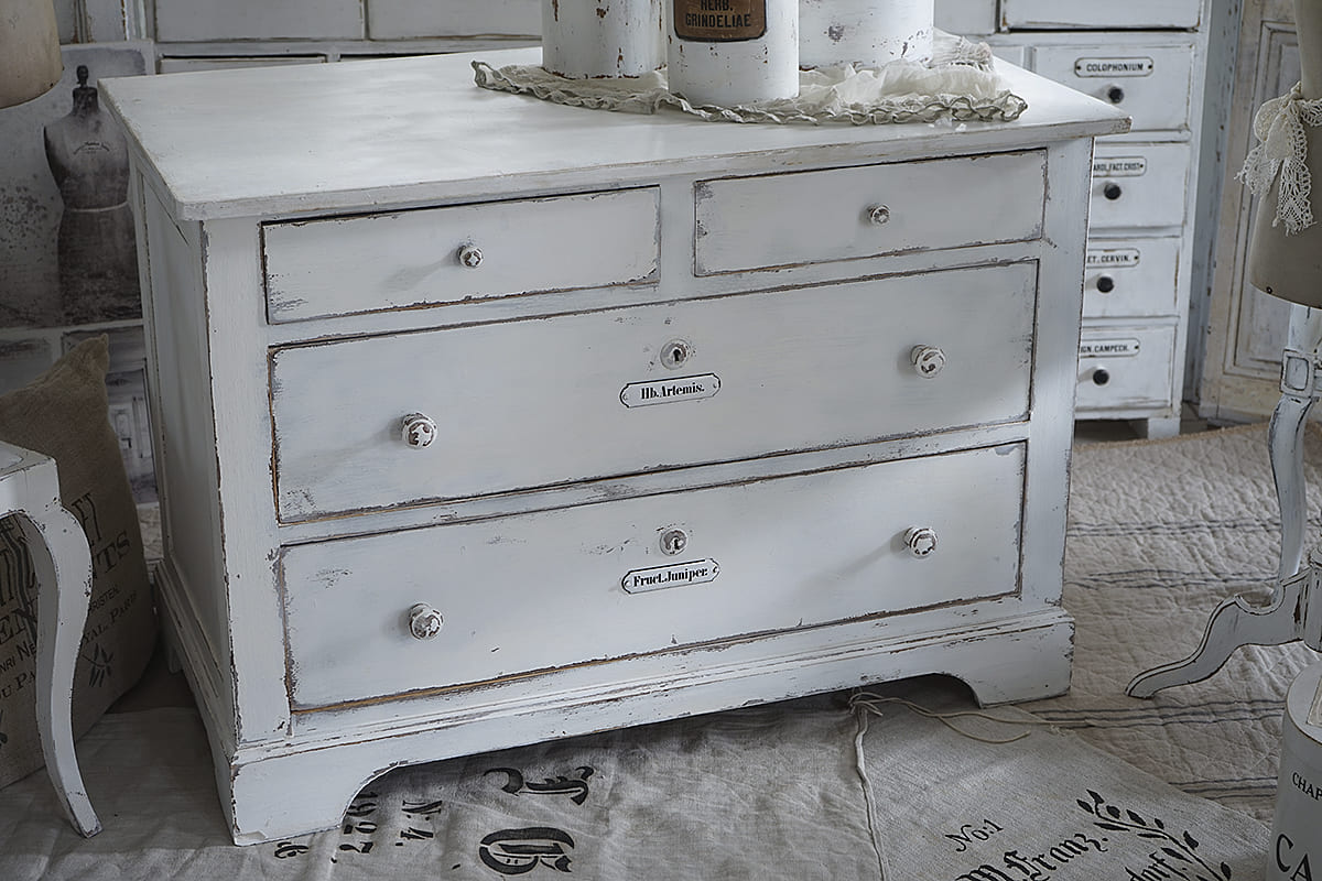 Alte Apothekerkommode im Shabby chic