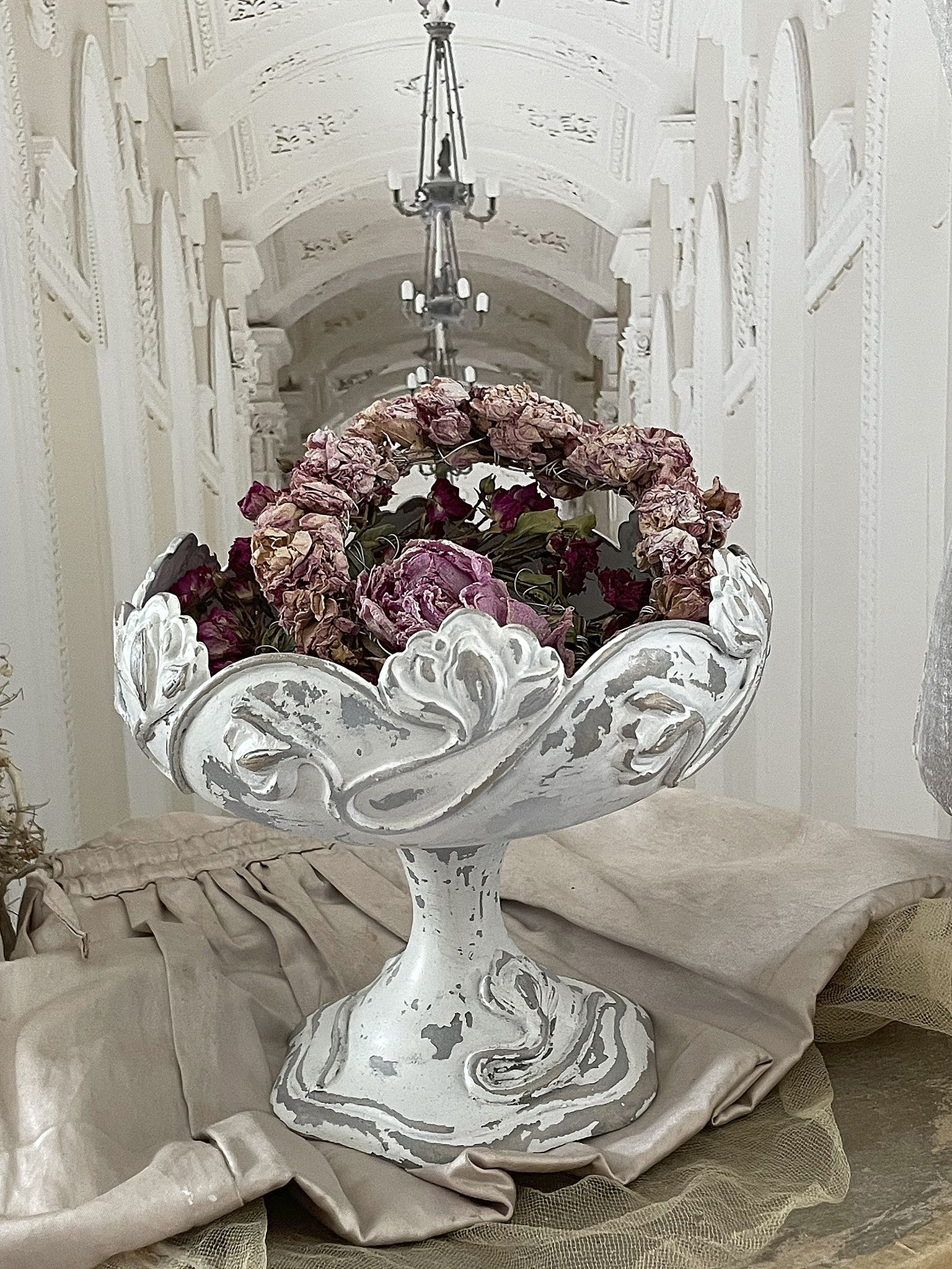 Elegante Schale mit getrockneten Rosen und Dekor Dekorative Schale mit getrockneten Rosen in einem stilvollen Innenraum