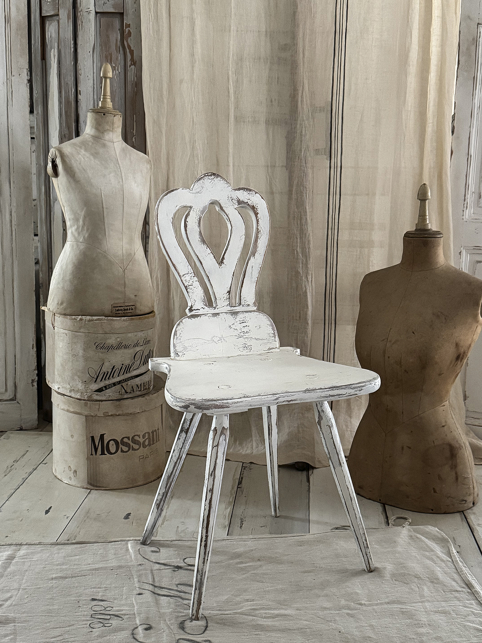 Alter, ausgefallener Bauernstuhl im Shabby-Chic***