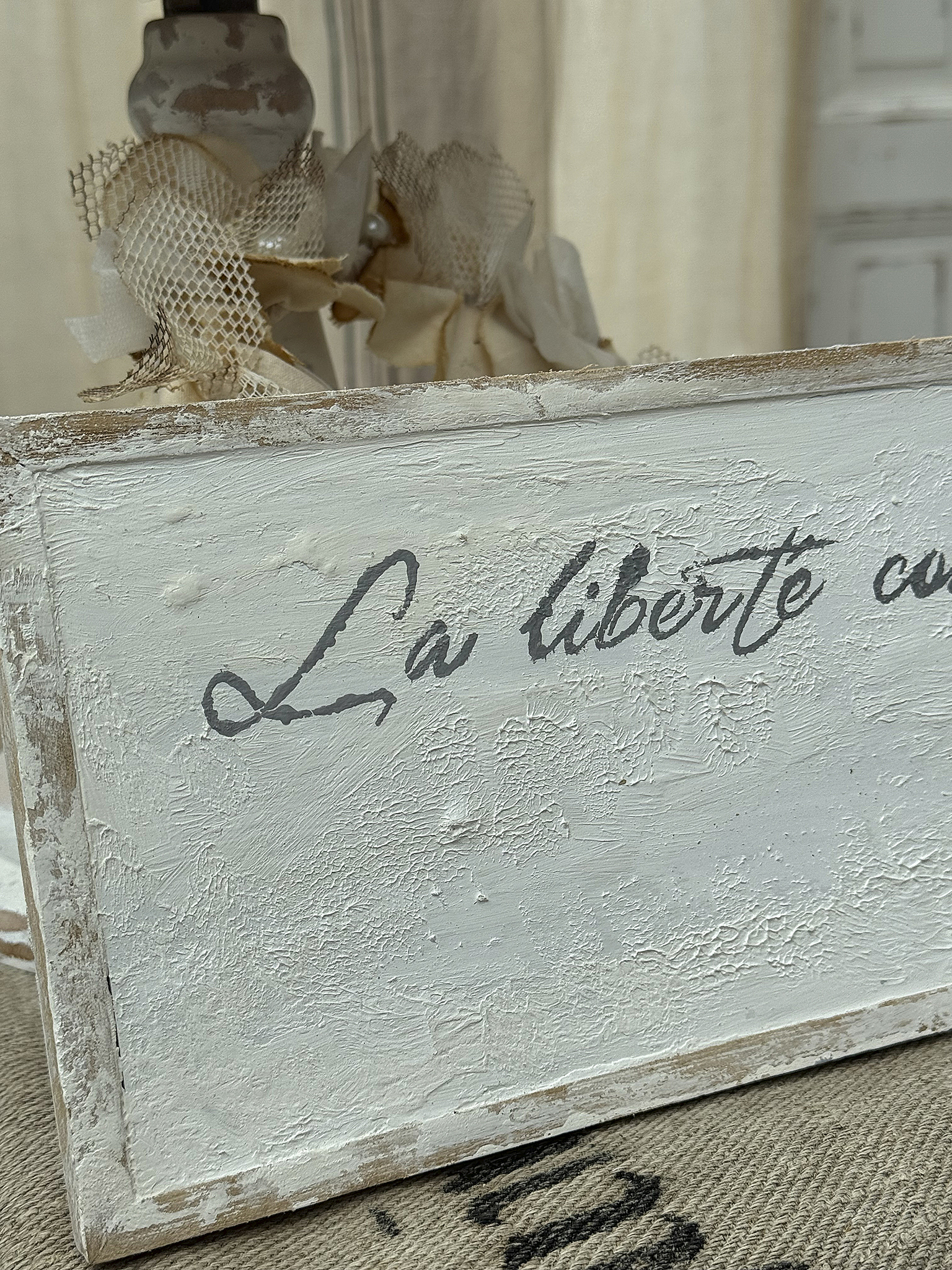 Stilvolles Wanddekor mit dem Schriftzug 'La liberté' für ein modernes Ambiente. Dekoratives Schild mit dem Text 'La liberté' in elegantem Design.