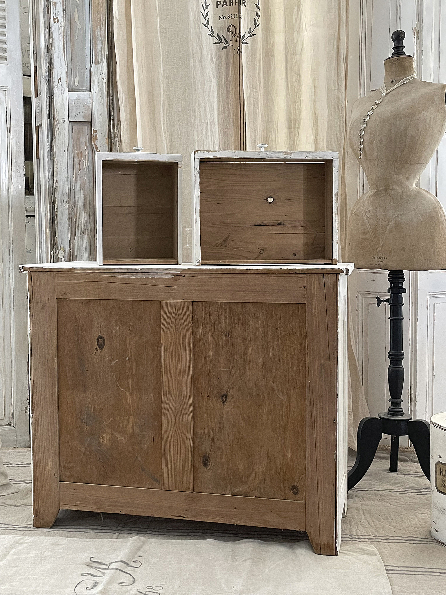 Stylischer Holztisch mit offenen Fächern für vielseitige Nutzung Holztisch mit zwei offenen Fächern, ideal für Dekoration und Aufbewahrung
