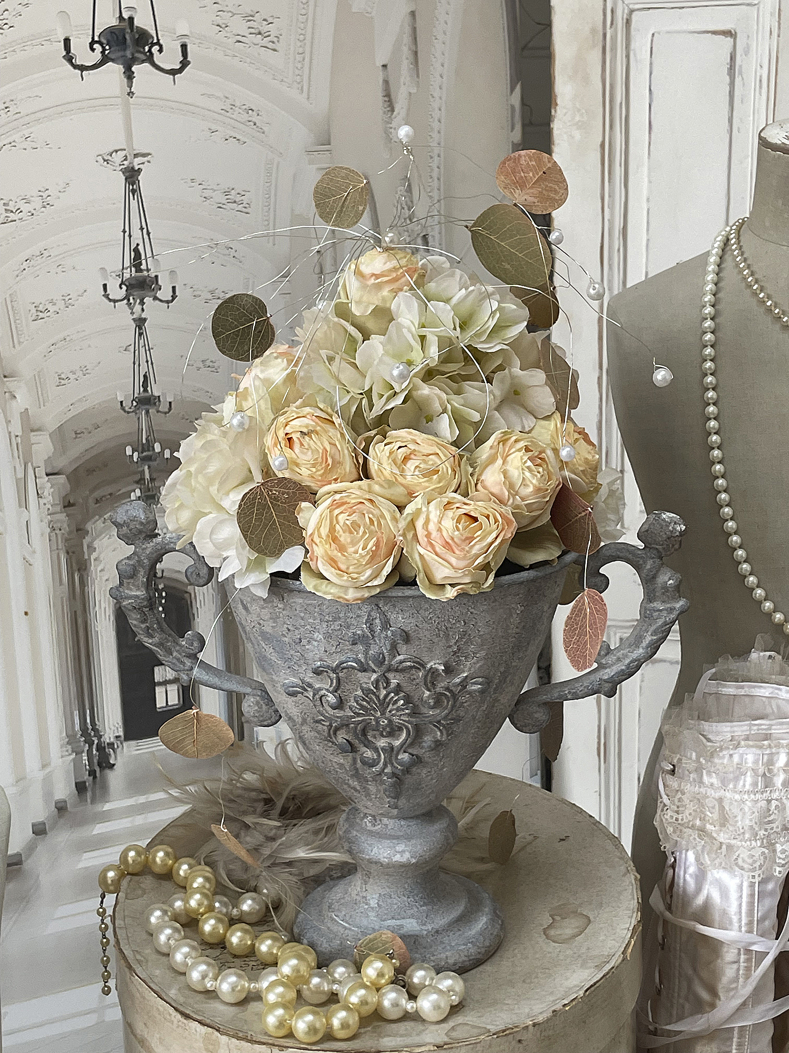 Elegante Blumendekoration in antikem Vase mit Perlen Blumenarrangement in dekorativer Vase mit Perlen und stilvollen Elementen