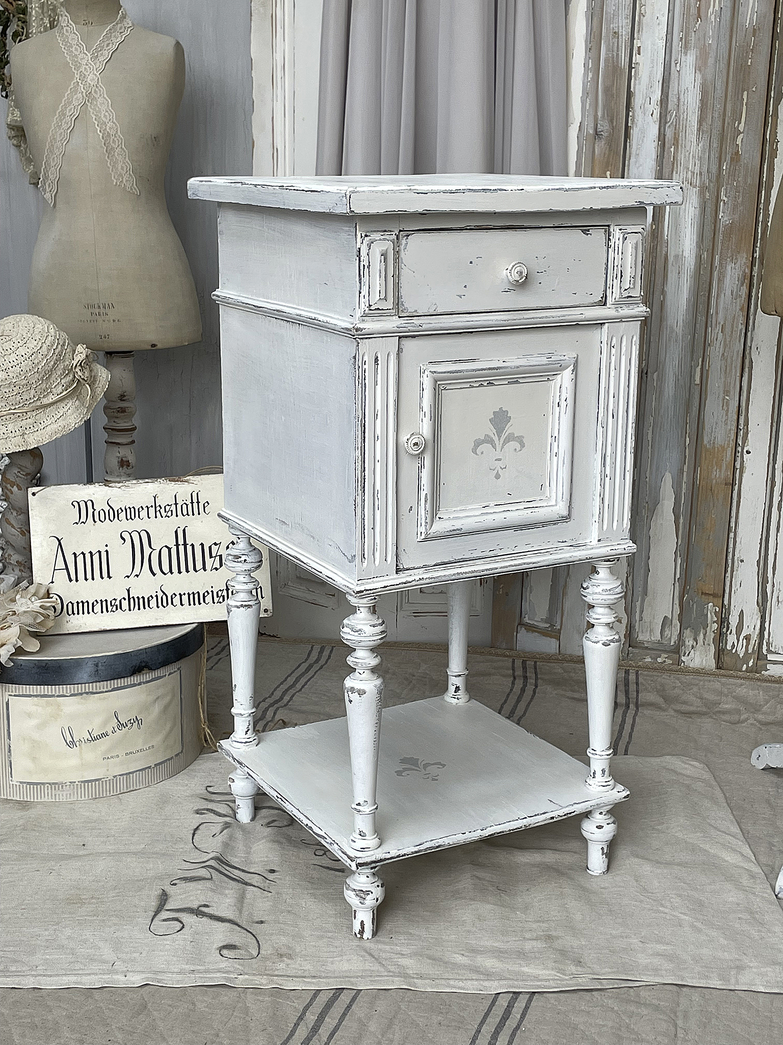 Eleganter vintage Nachttisch mit Schublade und Ablagefläche Vintage Nachttisch mit weißen Akzenten und klassischem Design
