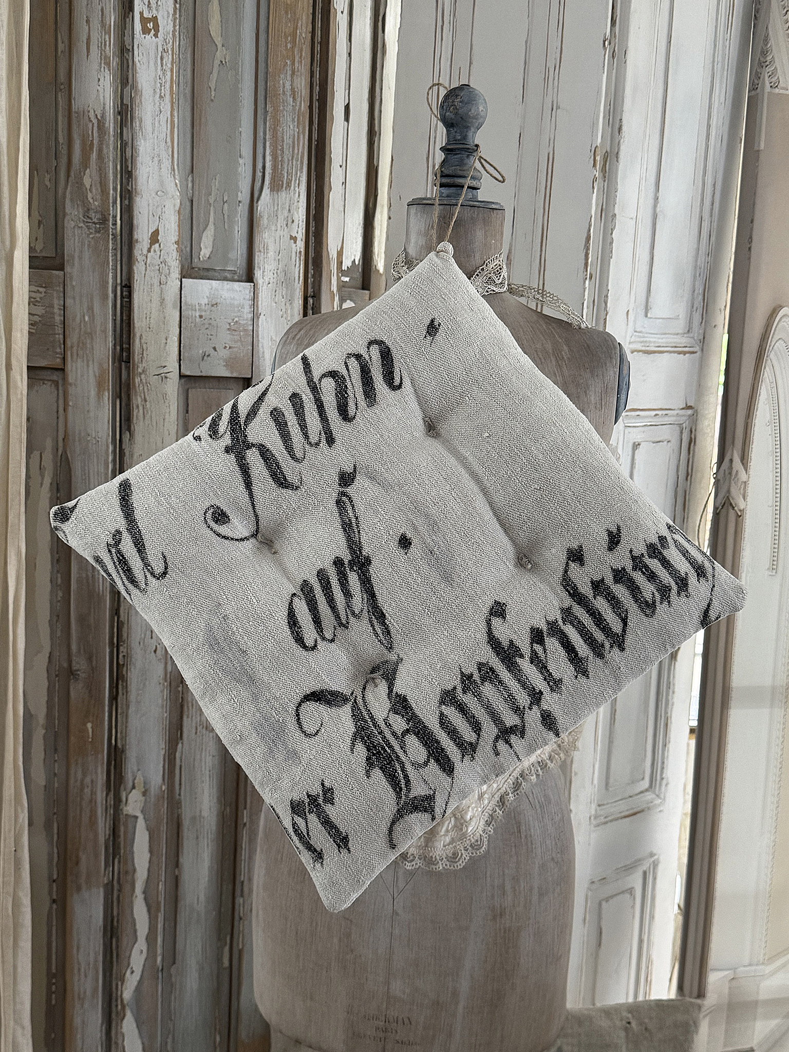 Vintage- Stuhlkissen aus antikem Mehlsack – mit Originaldruck 1861