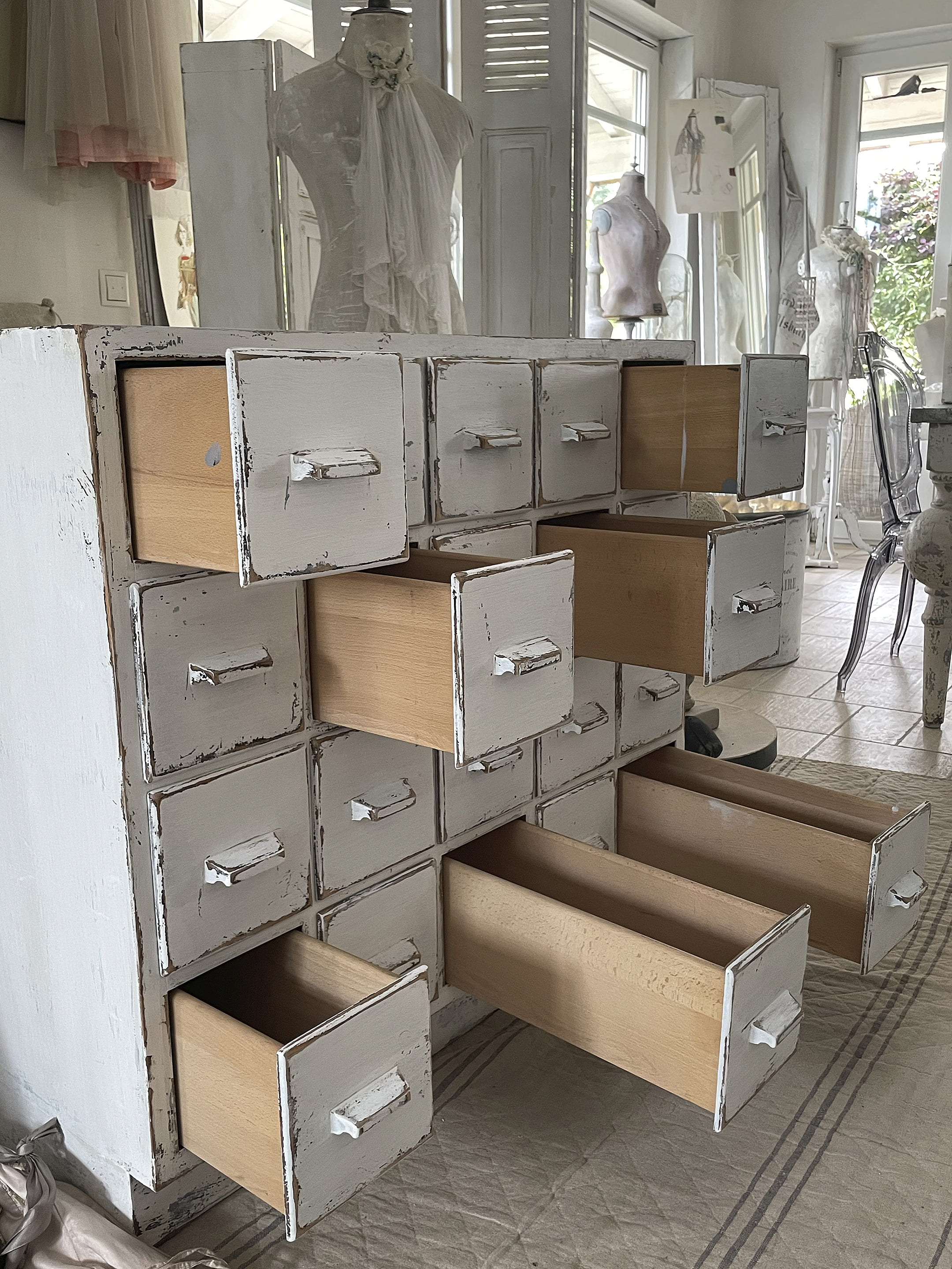 Schöne weiße Kommode mit Holzschubladen im Shabby-Chic-Design, ideal für Aufbewahrung und Dekoration.
