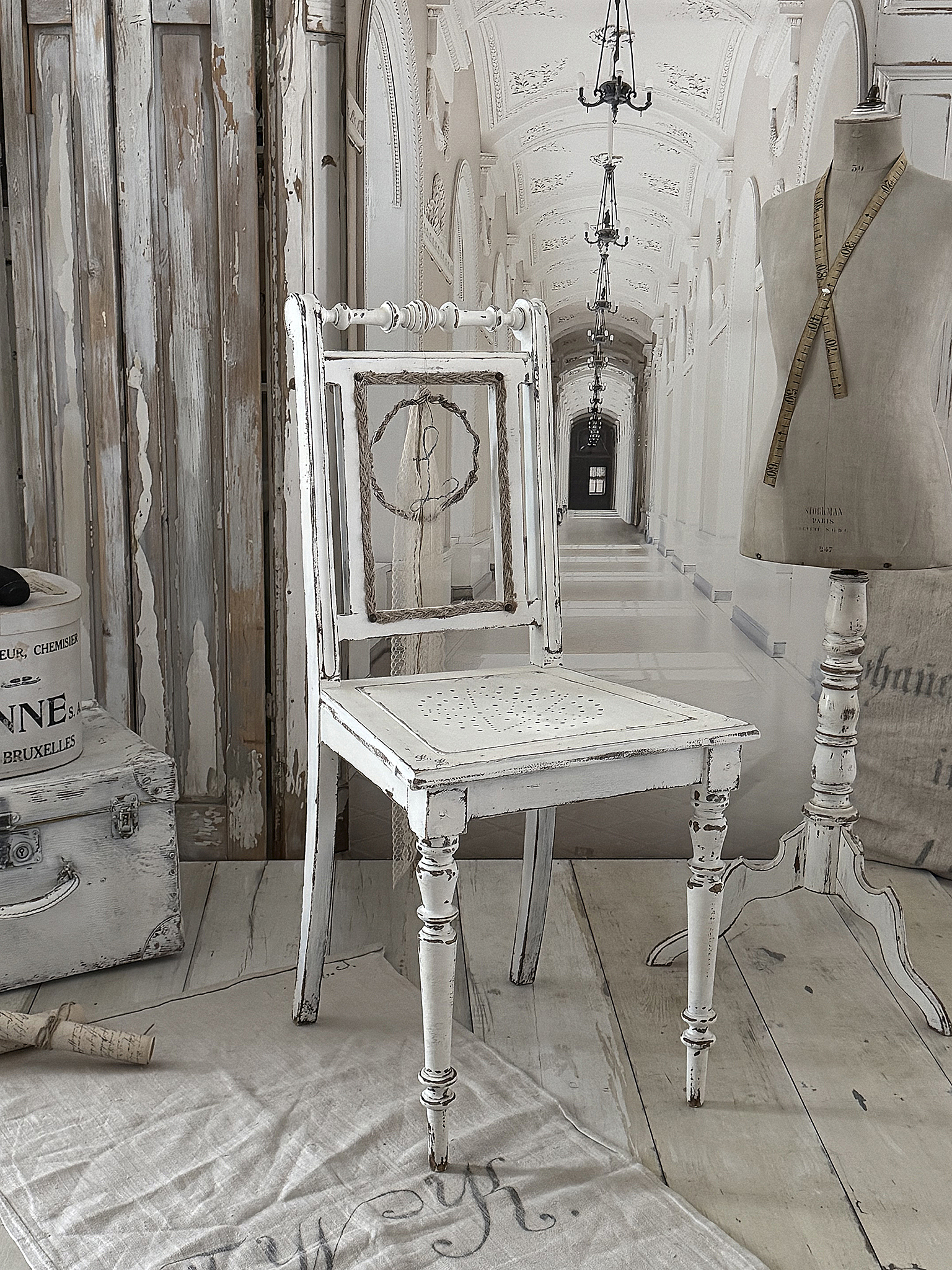 Antiker Gründerzeitstuhl im mattweißen Shabby-Kleid – ein Stück Geschichte mit Charme***