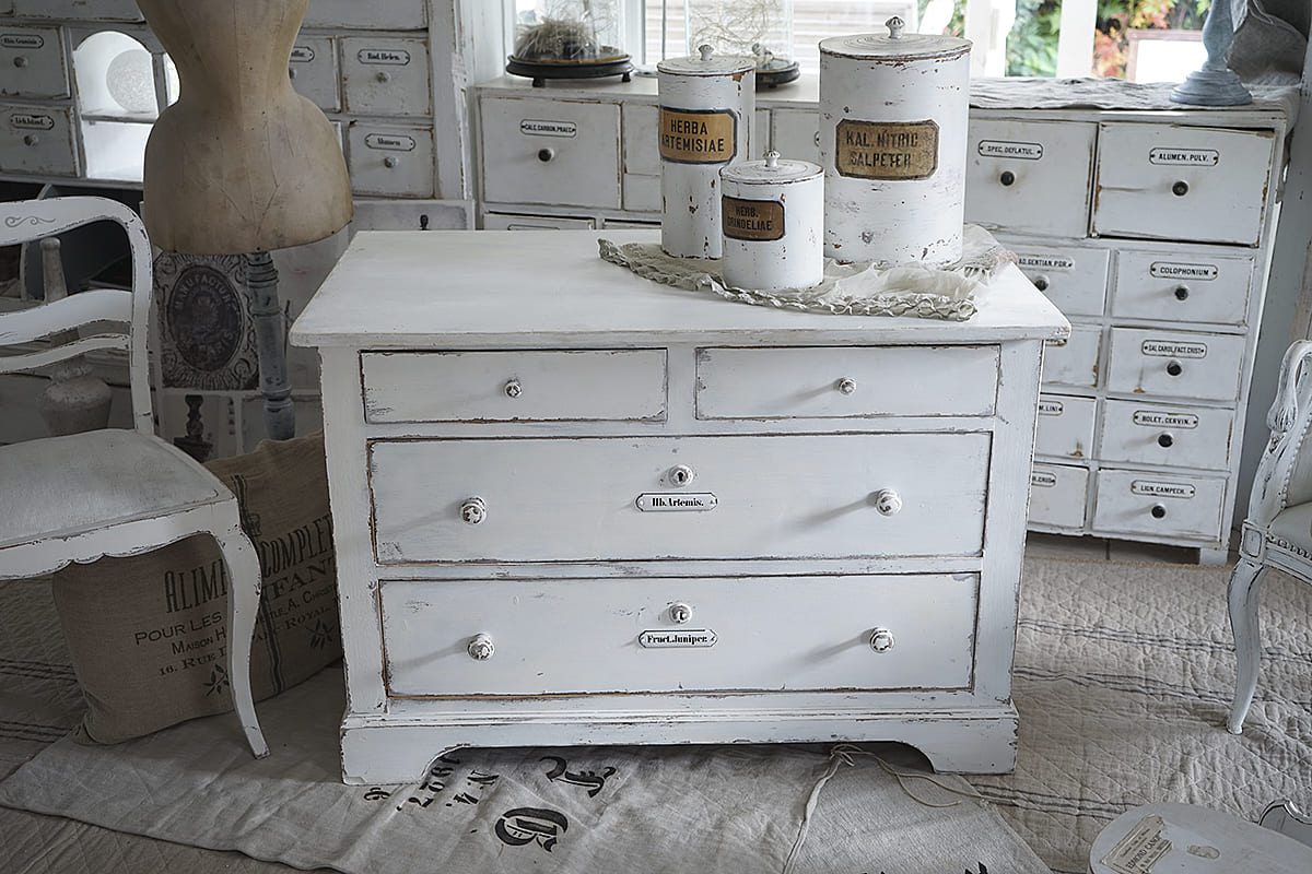 Alte Apothekerkommode im Shabby chic