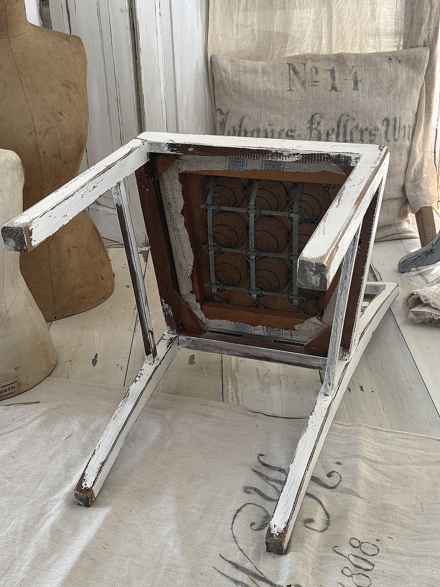 Alter Polsterstuhl mit Mehlsack Moulin***