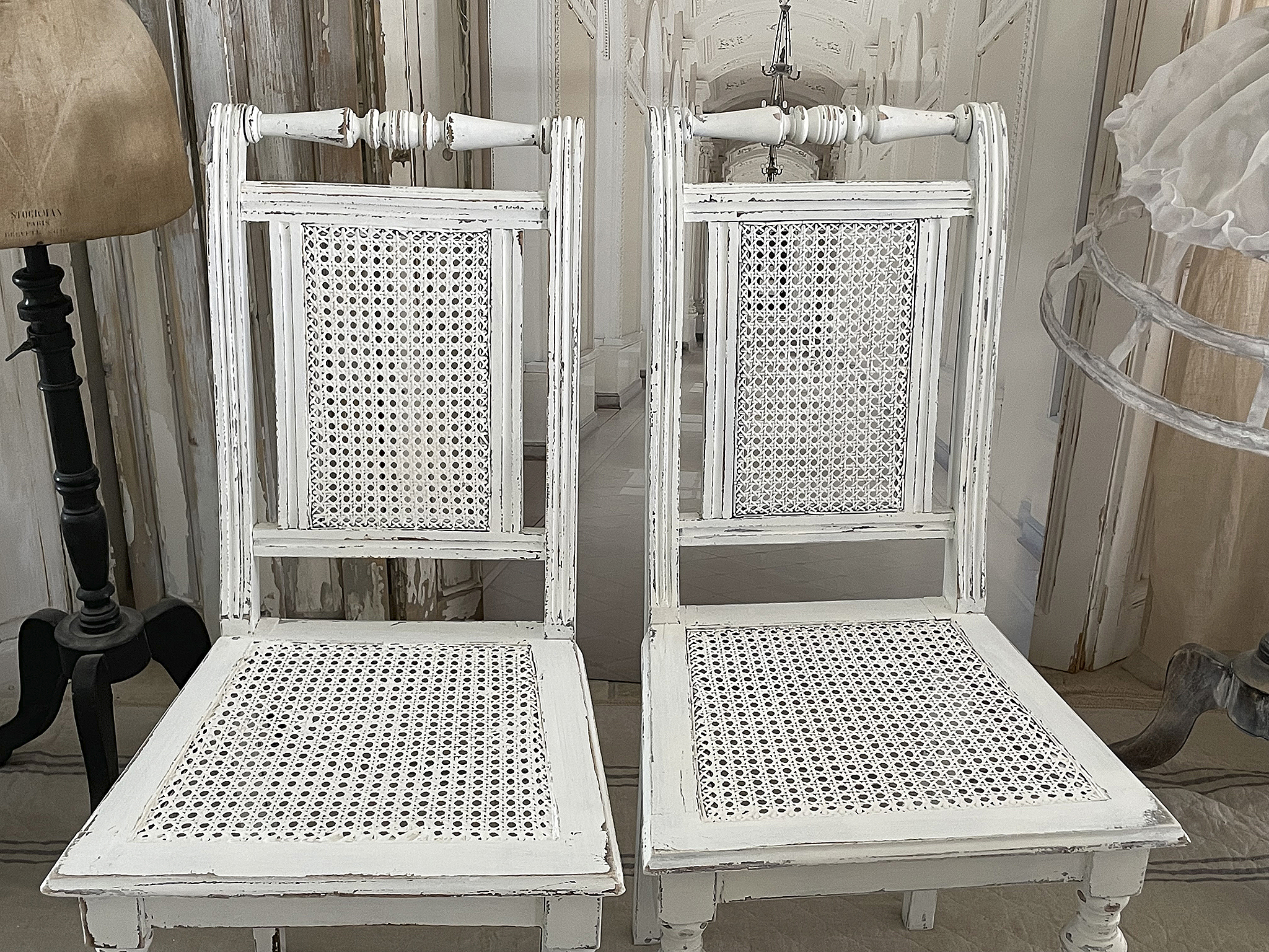 Zwei Vintage-Stühle mit Rattangeflecht in Weiß Vintage-Stühle mit Rattangeflecht, perfekt für charmante Inneneinrichtungen