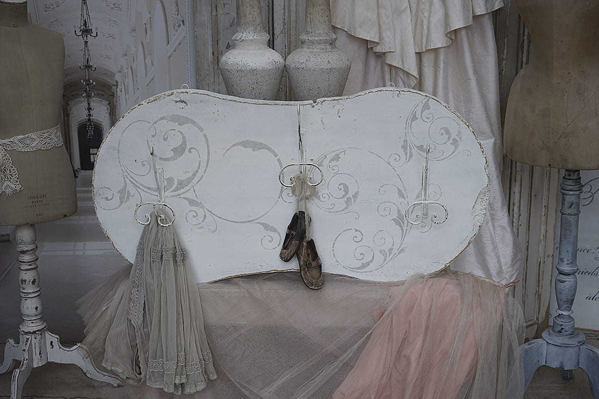 Vintage-Dekoration mit Haken, Kleidungsstücken und stilvollen Mannequins