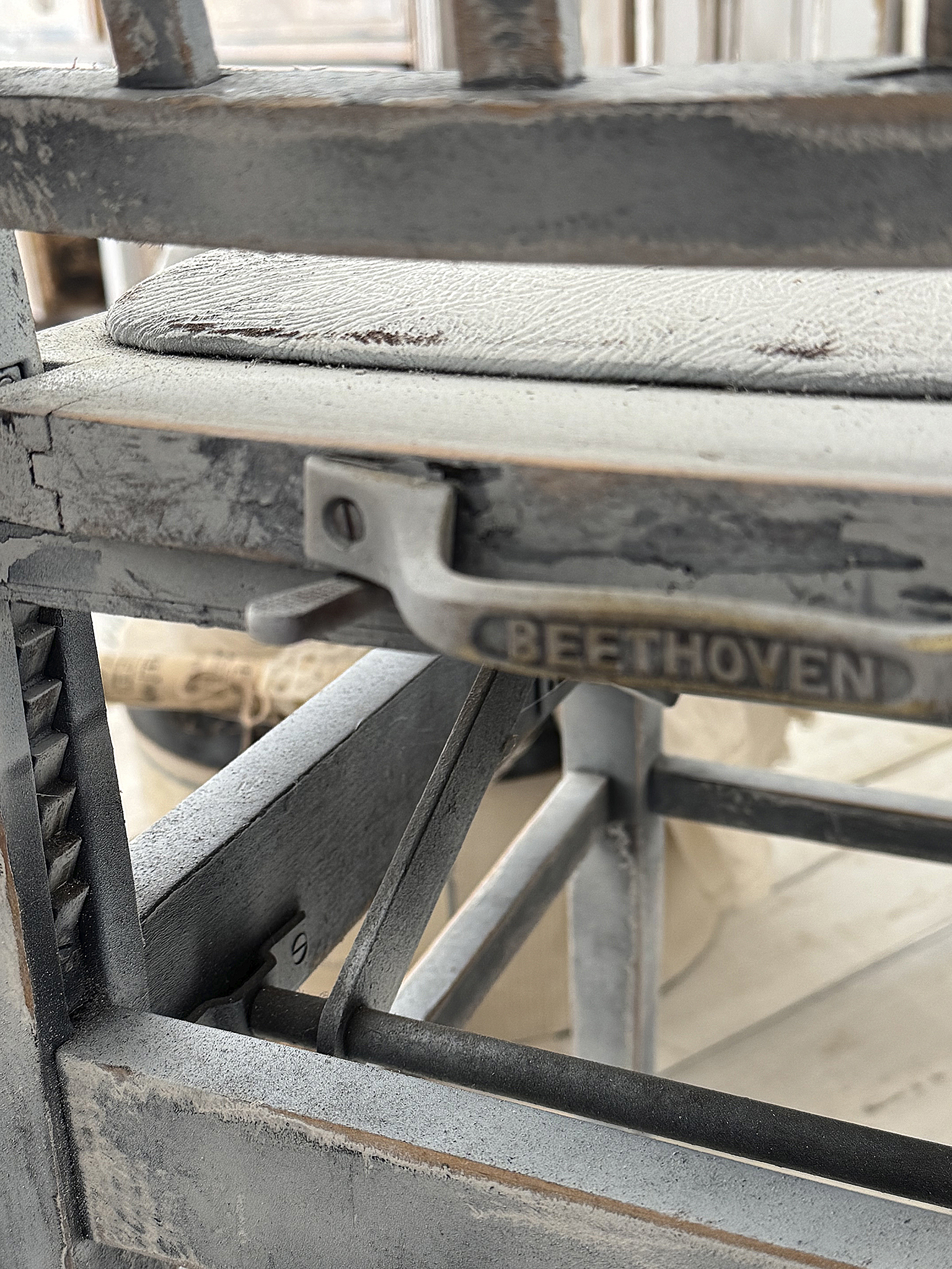 Antiker „Beethoven“ Klavierstuhl – höhenverstellbar & außergewöhnlich***