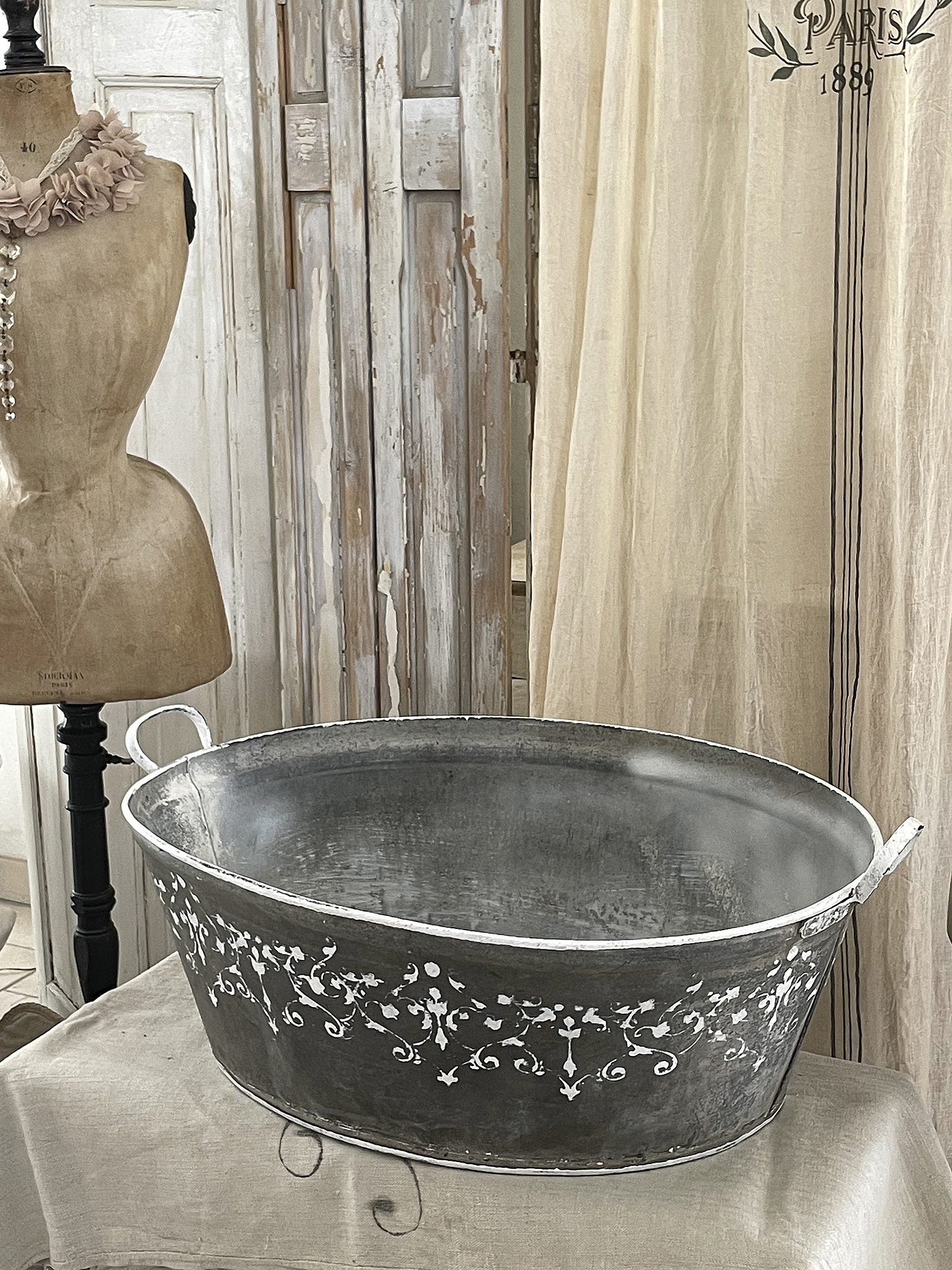Vintage Wanne aus verzinktem Metall mit weißem Muster Dekorative Metallwanne mit floralem Design, ideal für die stilvolle Inneneinrichtung