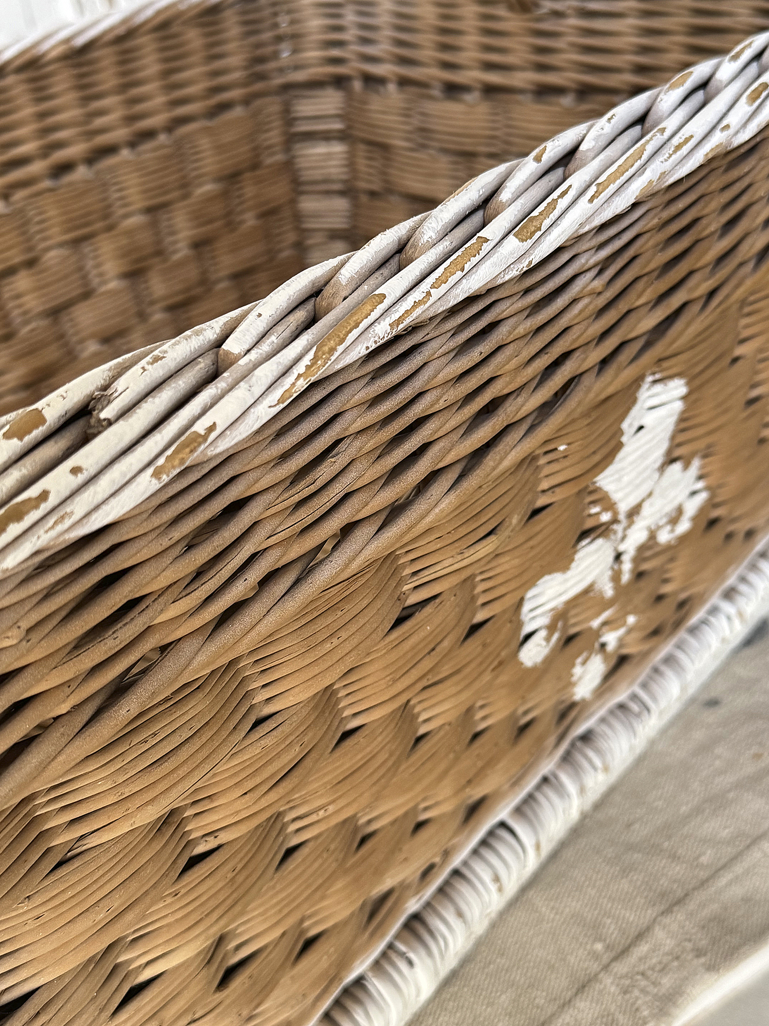 Schöner Weidenkorb im Shabby Chic – Vintage Korb mit französischer Lilie***