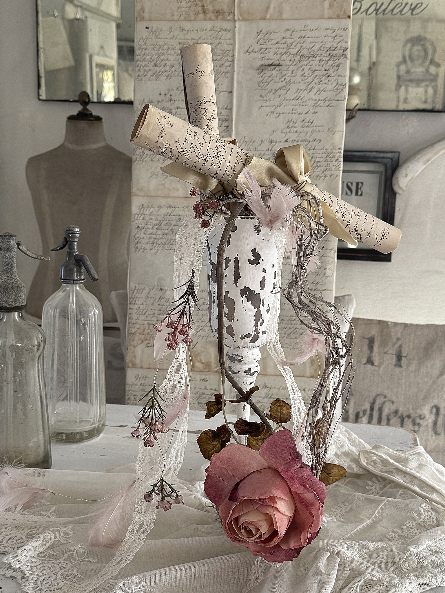 Hohe Glasvase mit romantischer Rosendeko im Shabbykleid***