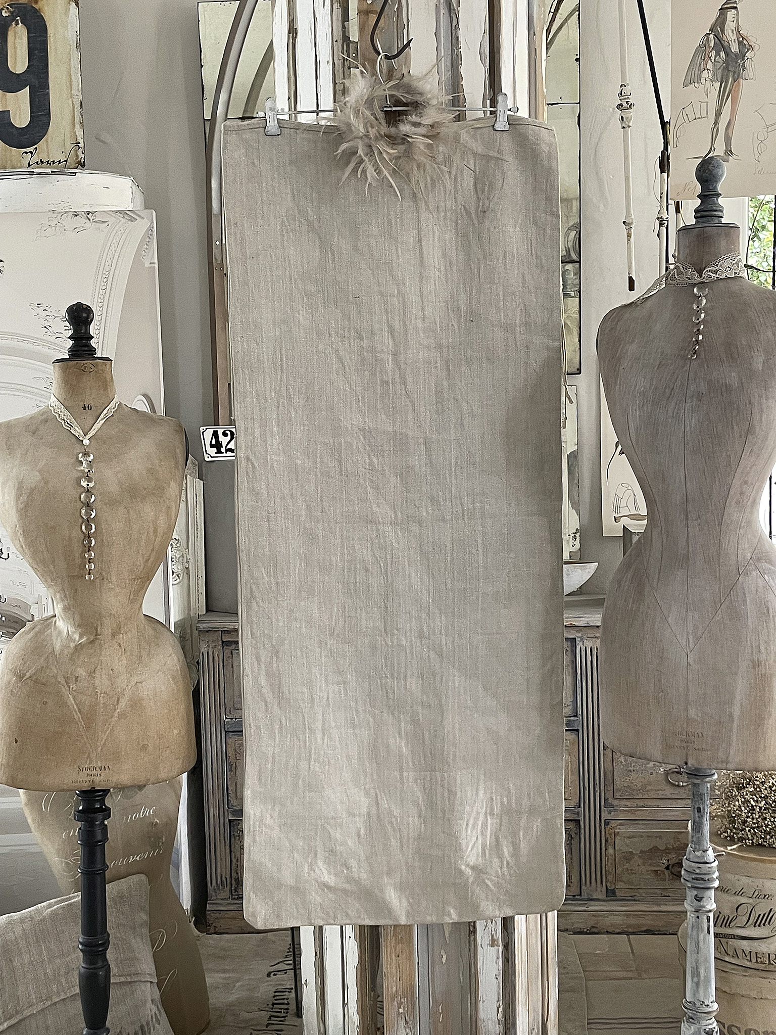 Elegante Stoffdecke aus Leinen für stilvolle Einrichtung Stylische Leinenstoffdecke aufgehängt in einem dekorativen Raum
