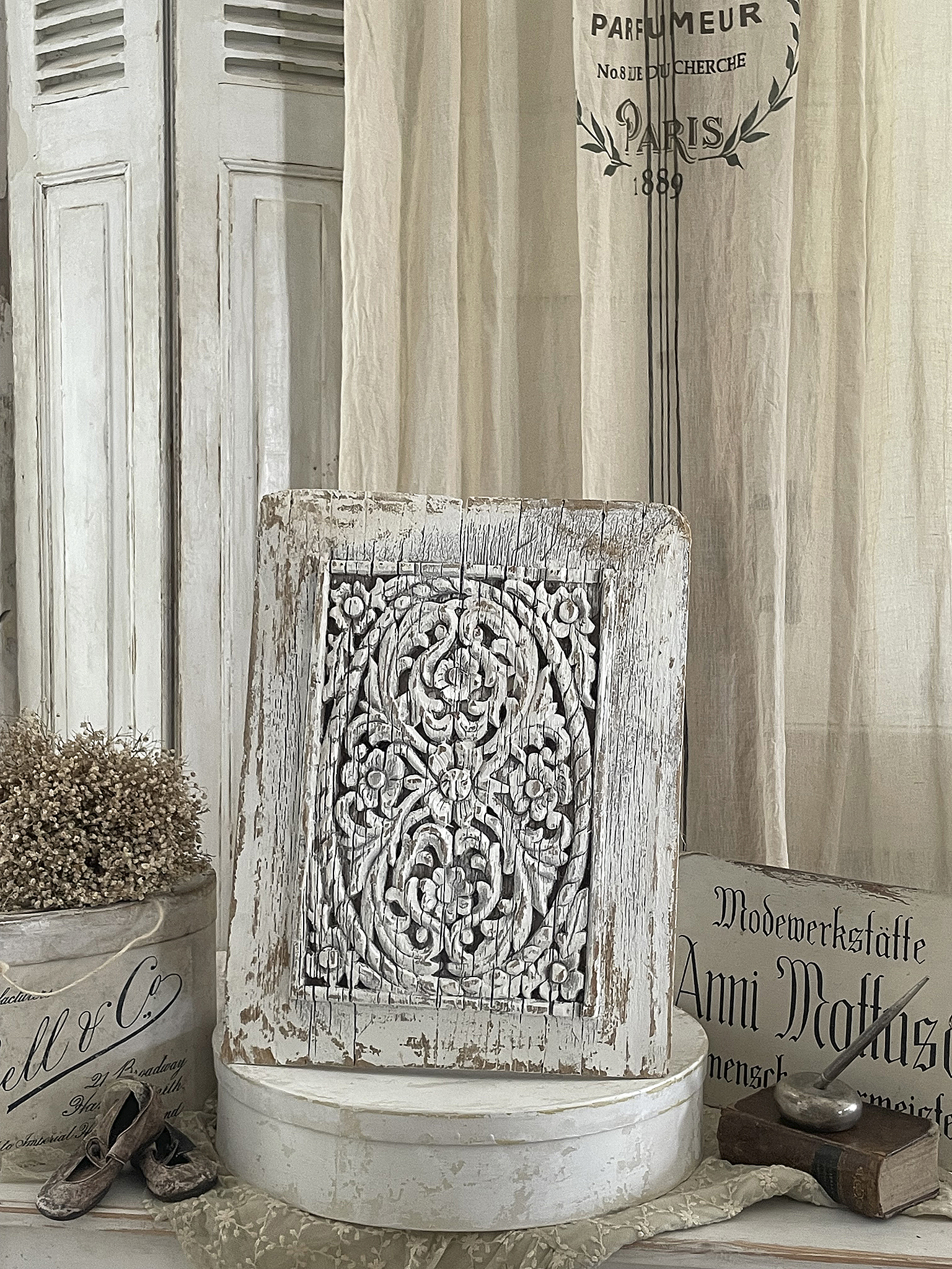 Dekoratives Wandpaneel mit floralen Mustern für ein gemütliches Zuhause Wunderschönes Wandpaneel aus Holz mit kunstvollem floralen Design, ideal zur Wohnraumdekoration
