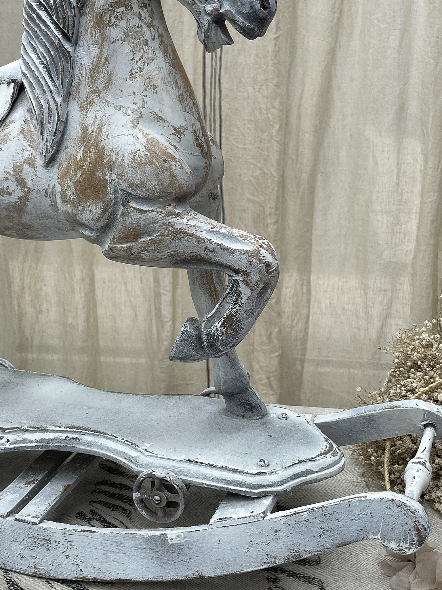 Nostalgisches Holzspielzeug: Ein Holzpferd auf Kufen, ideal zur Dekoration.