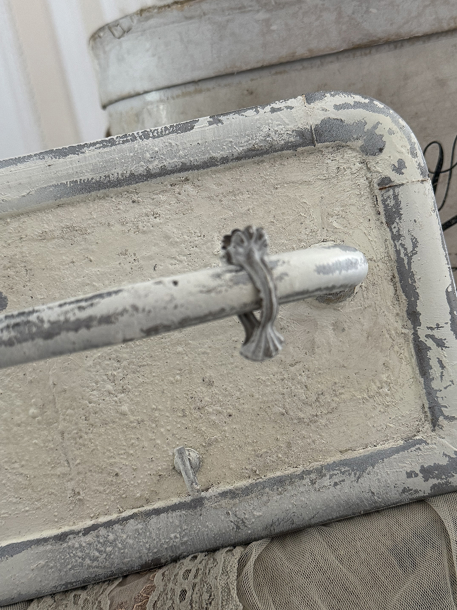 Alte Hakenleiste im Shabby-Chic – Vintage-Handtuchhalter mit Jugendstil-Kacheln***