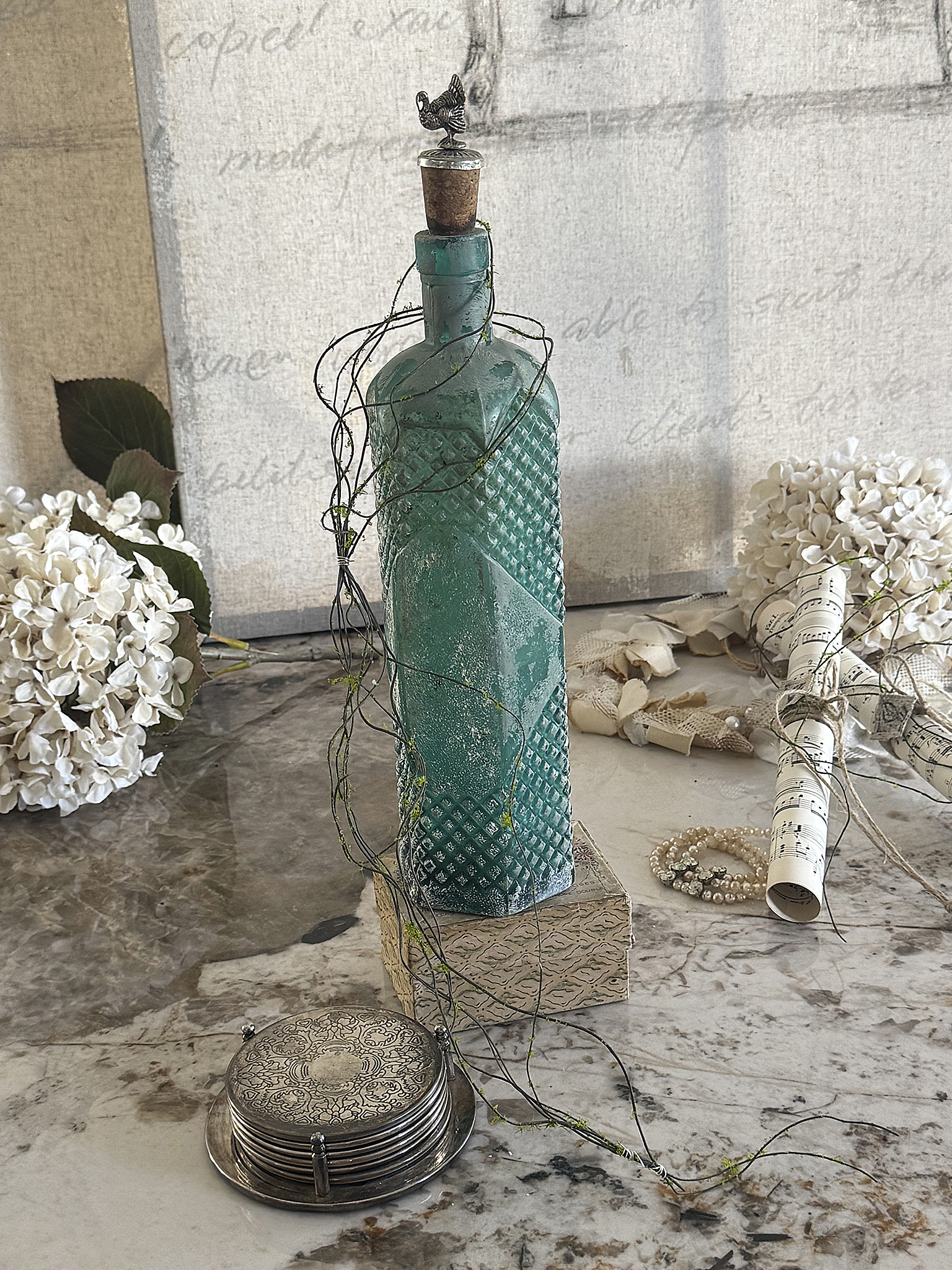 Antikes Vintage-Konvolut mit Glasflasche & Untersetzern aus Hotelsilber***