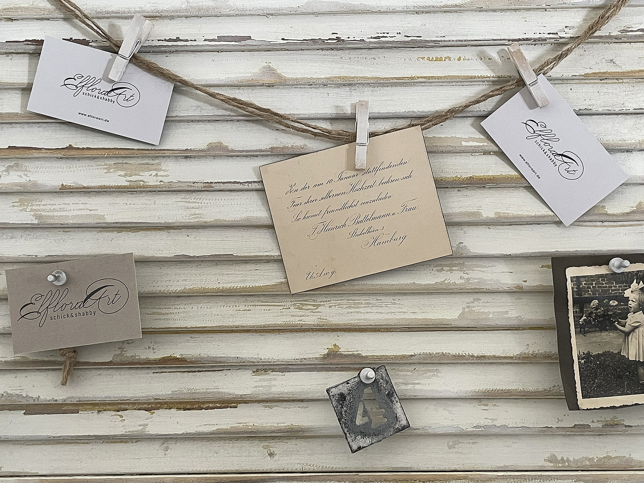 Kreativ gestaltete Karten und Bilder an einer Schnur Decorative cards and photos hanging on a string