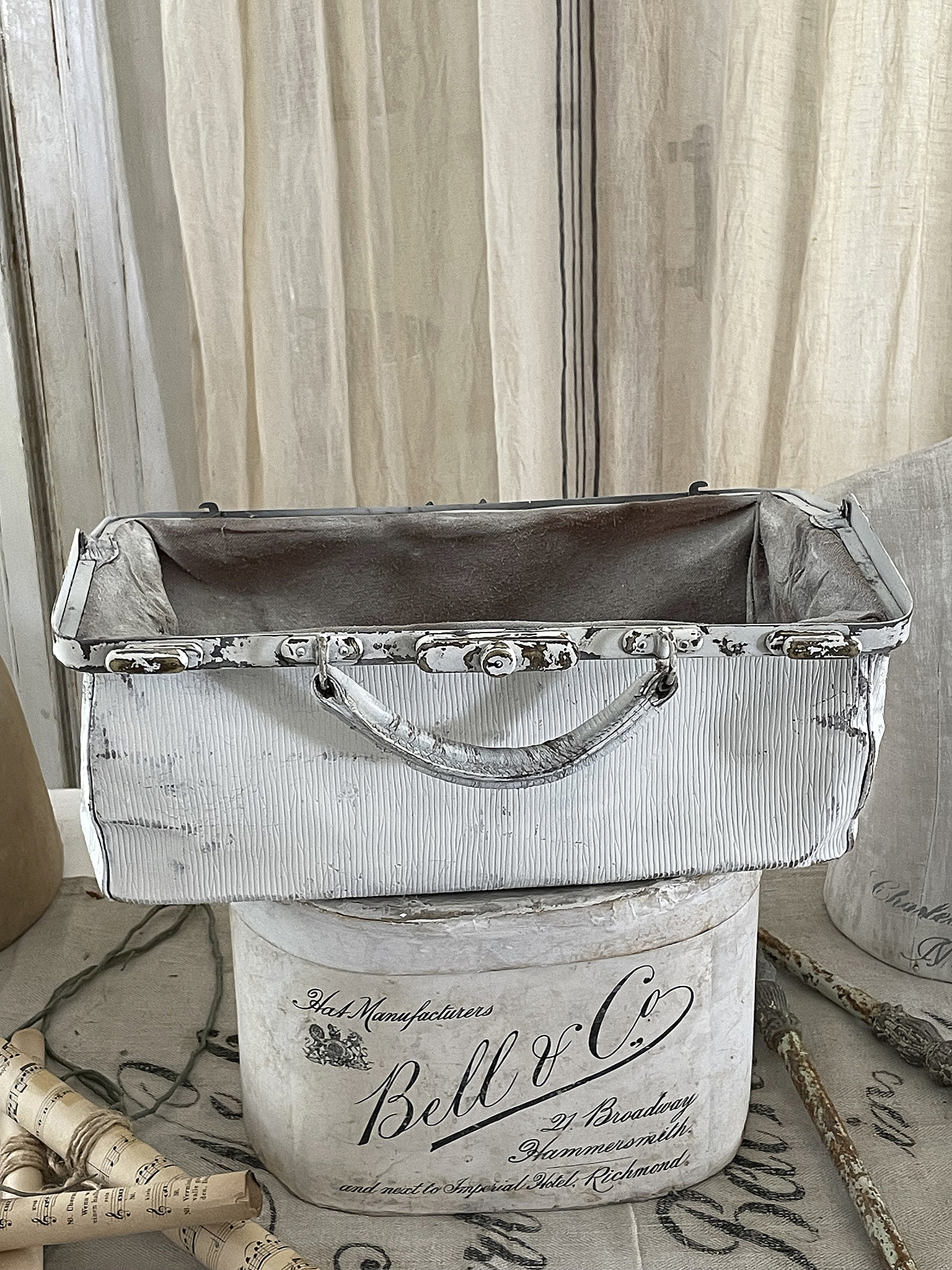 Französische Shabby-Chic Aufbewahrungsbox aus Holz mit Griff Dekorative weiße Holzaufbewahrungsbox im Shabby-Chic-Stil auf einem Behälter mit Aufschrift