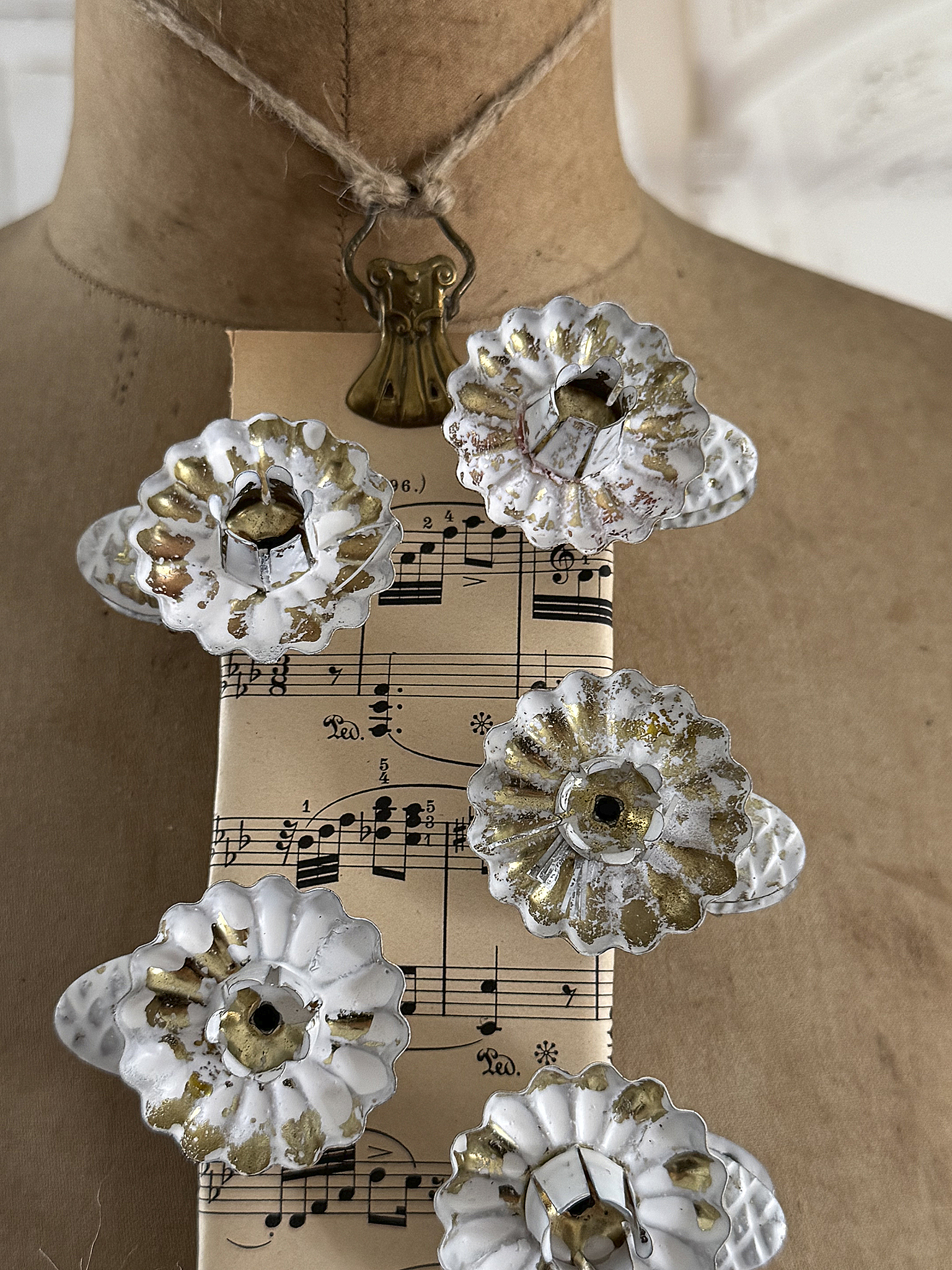 Zehn uralte Kerzenclips antike Baumkerzenhalter im Shabby-Kleid ***