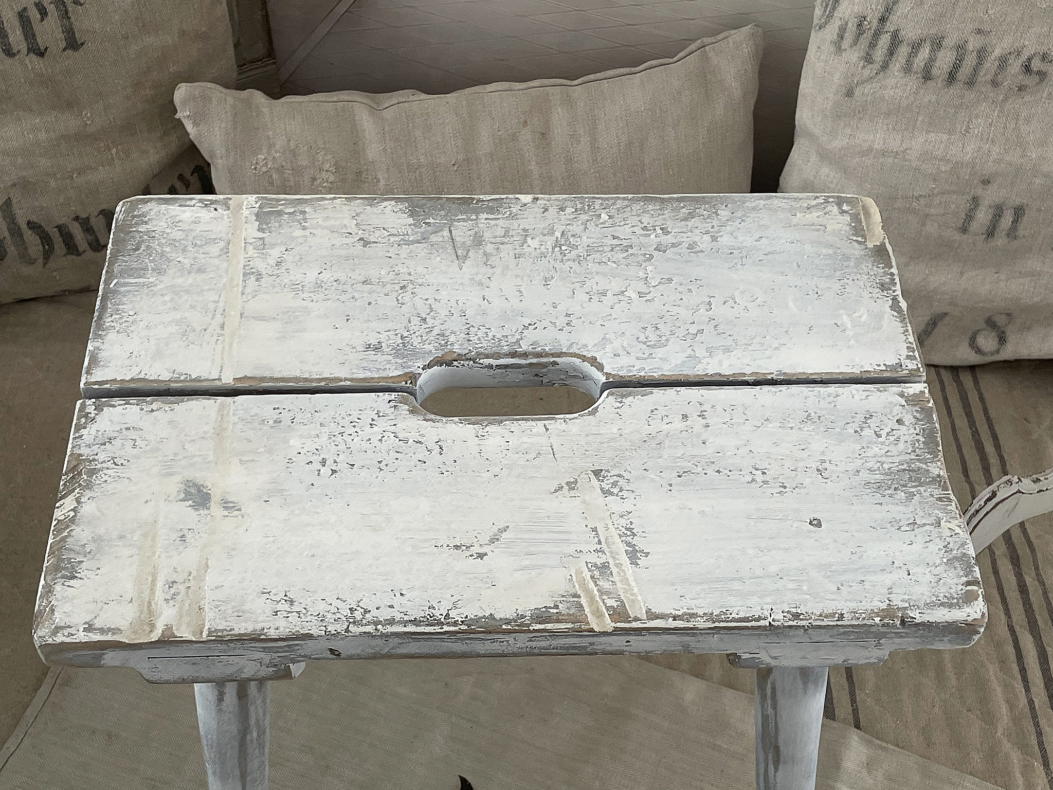 Alter robuster Shabby-Hocker 1