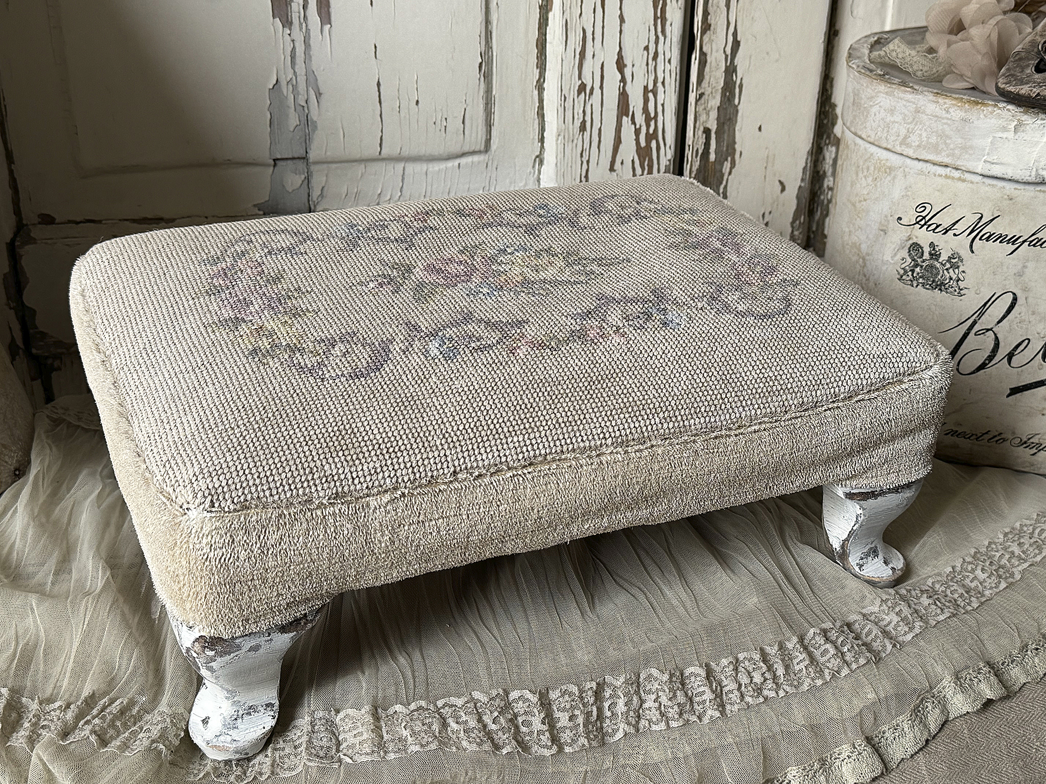 Verwandlungskünstler im Shabby-Look – Alter Gobelin-Fußhocker***