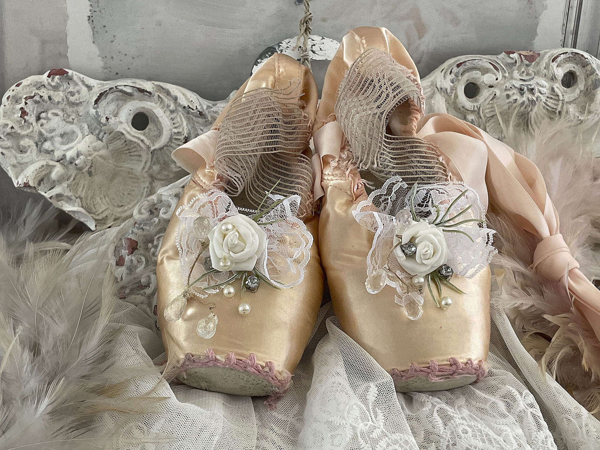 Alte Ballettschuhe Brocante mit Röschen und Spitze