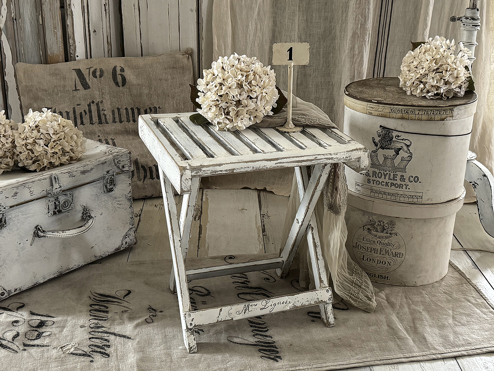 Shabby-Beistelltischchen & Hocker – Klappbar, praktisch und voller Charme***