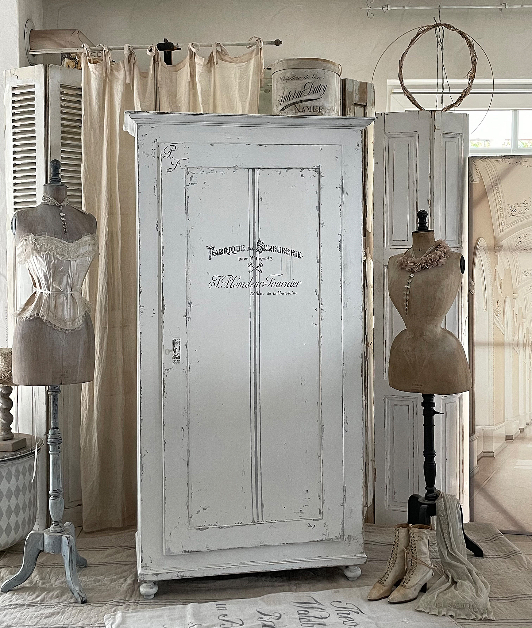 Antiker Kleiderschrank im Vintage-Stil mit Mannequins Antiker weißer Kleiderschrank mit Mannequins und vintage Dekoration