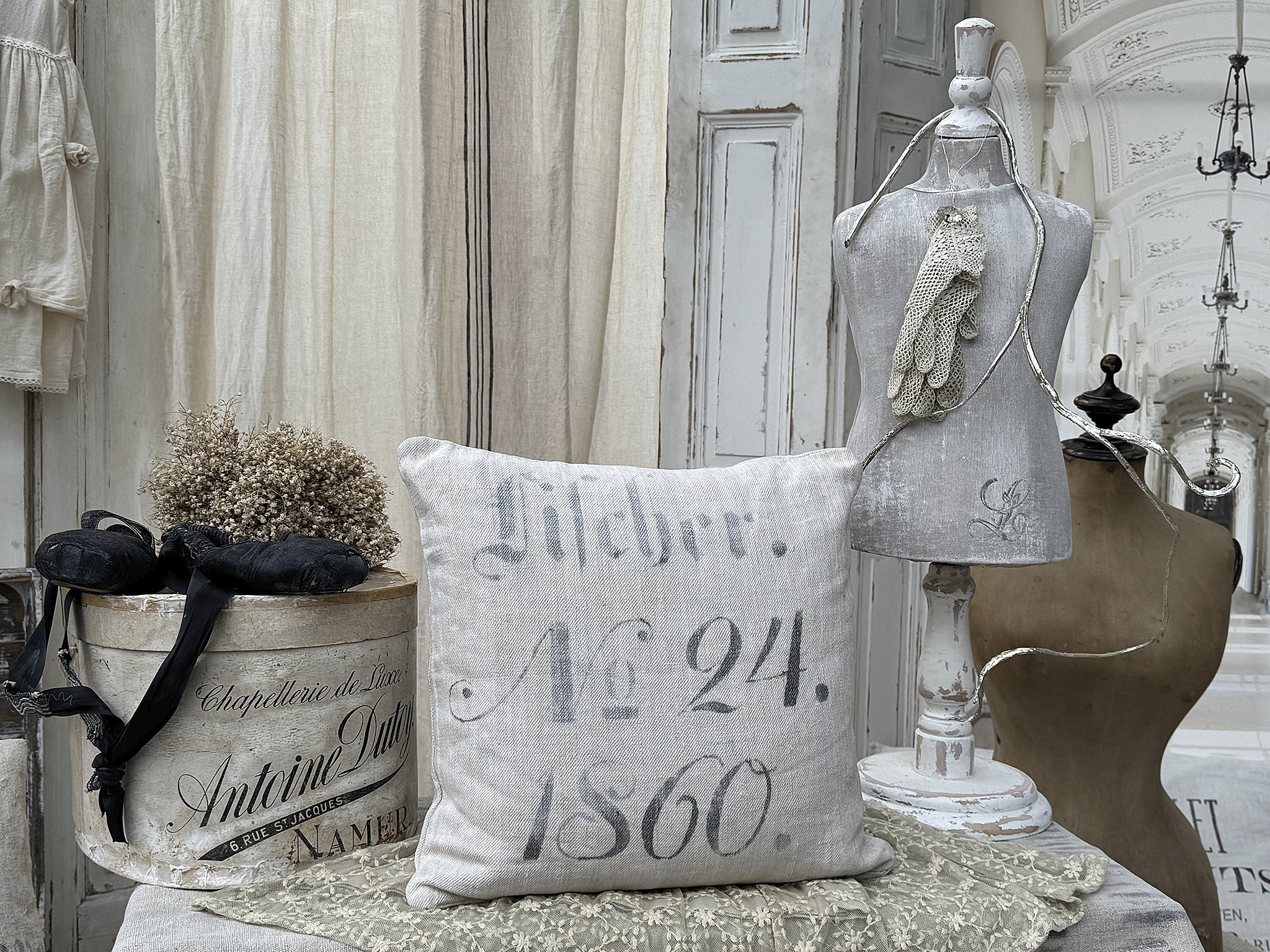 Antikes Kissen mit der Aufschrift 'Lichter. Nr. 24. 1860.' und nostalgischen Accessoires