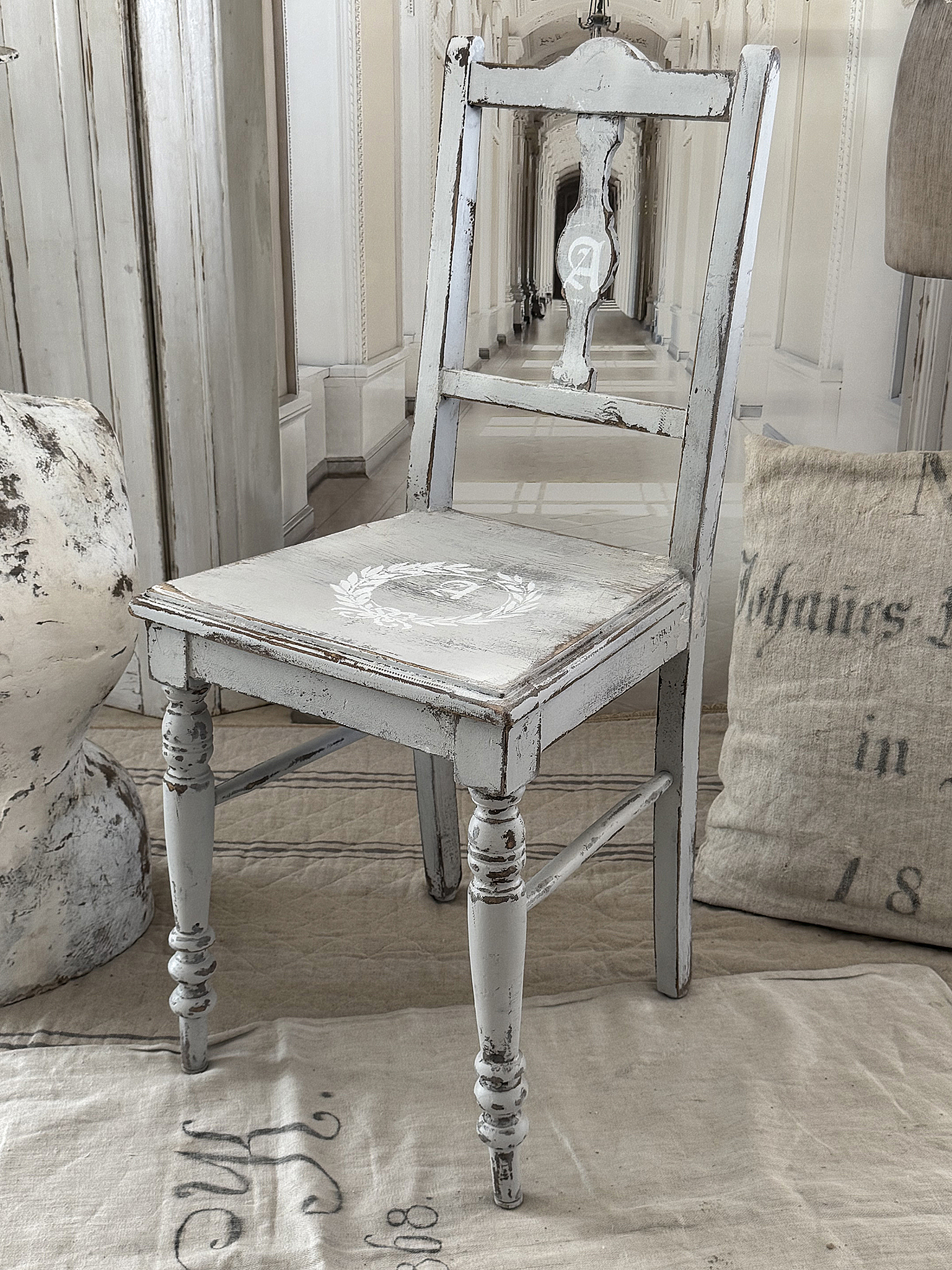 Zart-grauer Vintage-Stuhl***