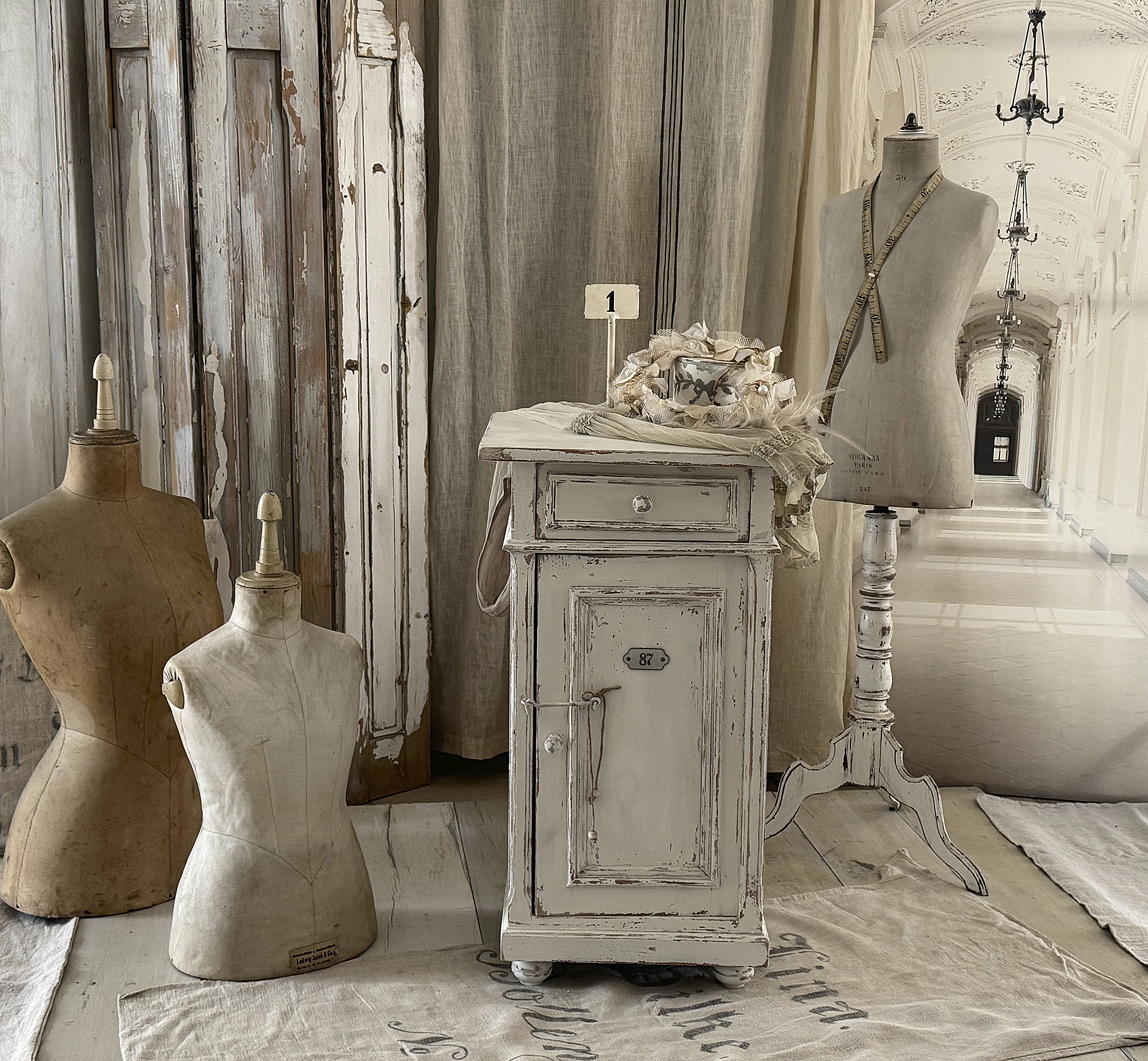 Altes Shabby-Schränkchen „87“***