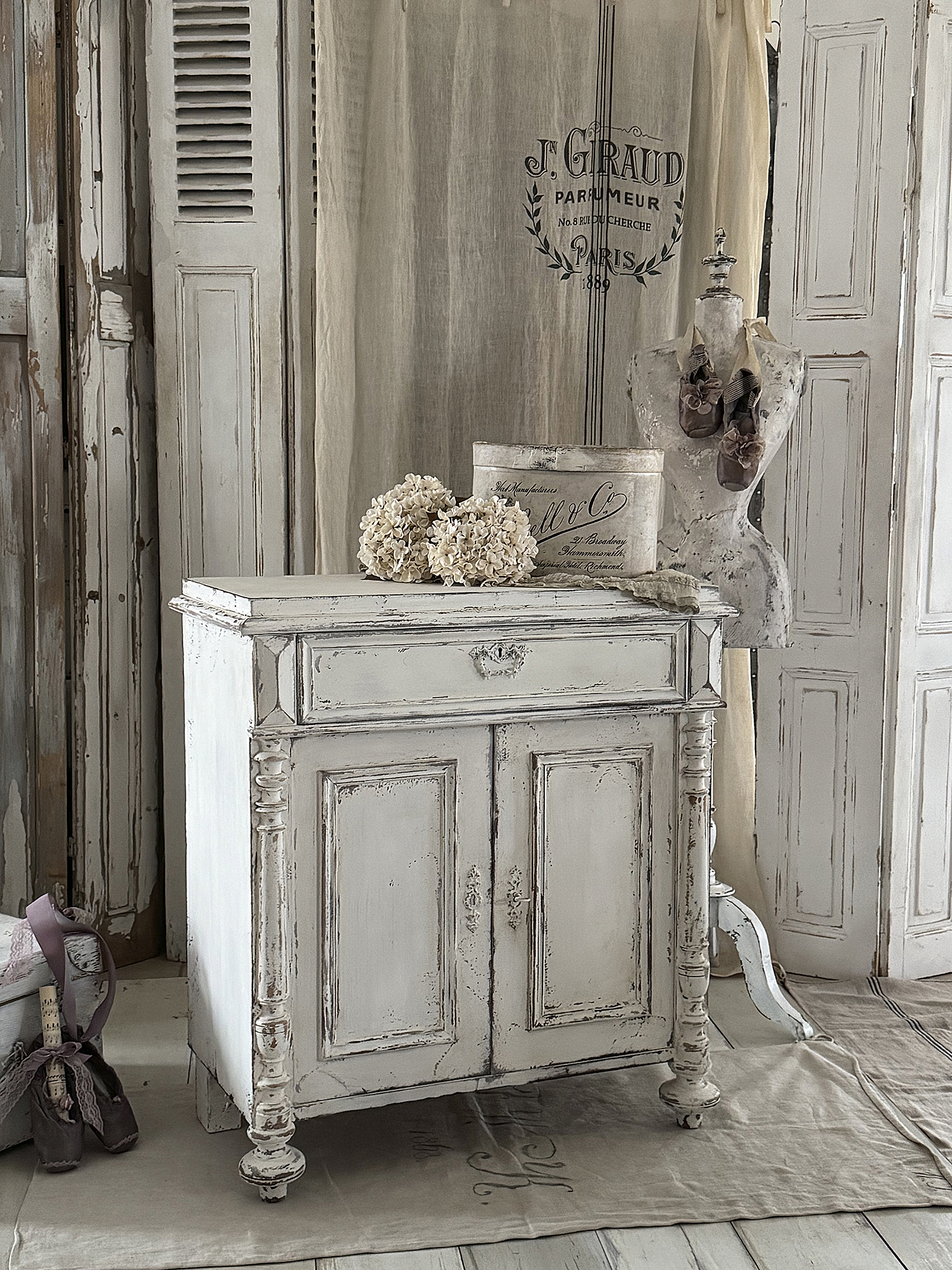Antike Shabby-Kommode mit klappbarer Ablage***