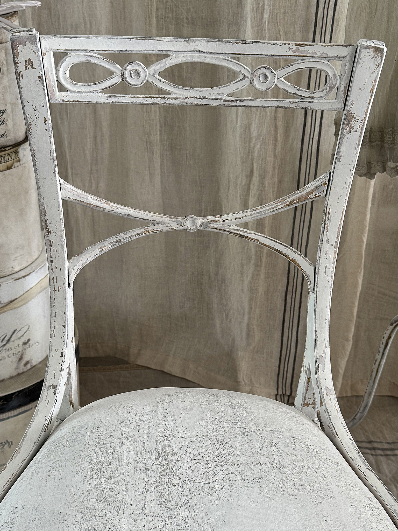 Alter edler Metallstuhl mit Polster***
