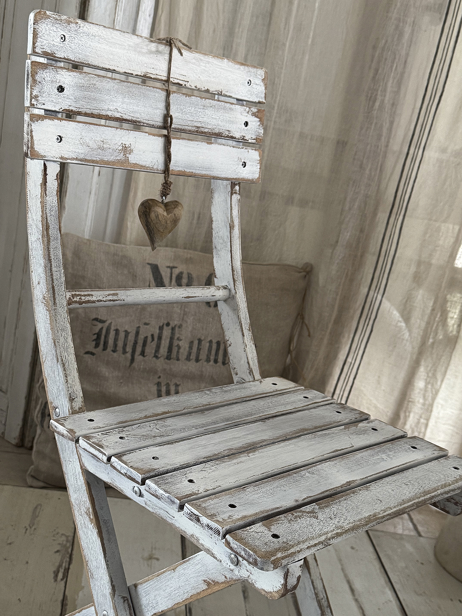 Alter, süßer Klappstuhl im weißen Shabby-Kleid – ein Vintage-Liebling mit Herz***
