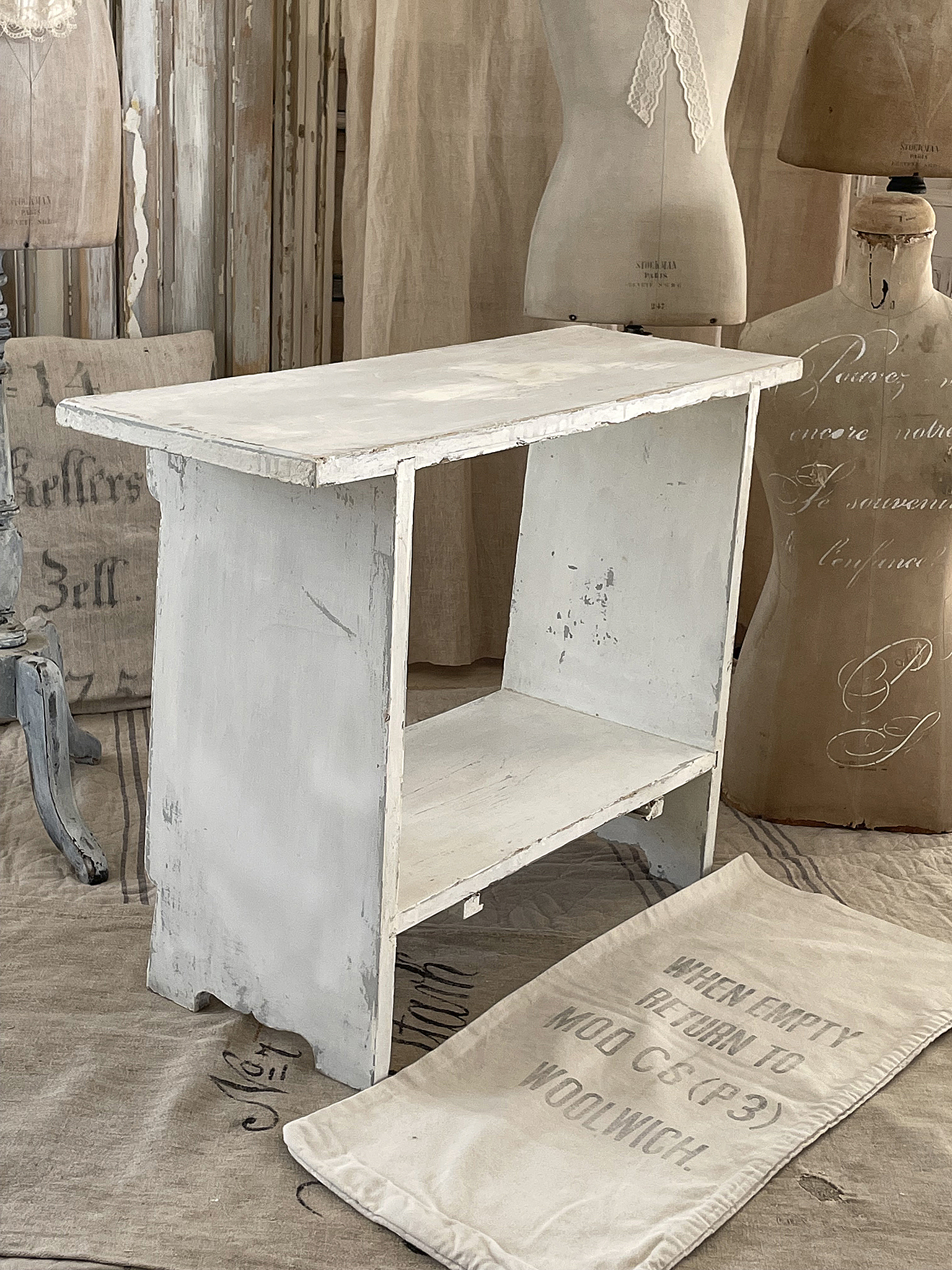 Rustikaler Beistelltisch aus Holz im Vintage-Stil Beistelltisch aus weißem Holz mit einer unteren Ablage und einem rustikalen Look