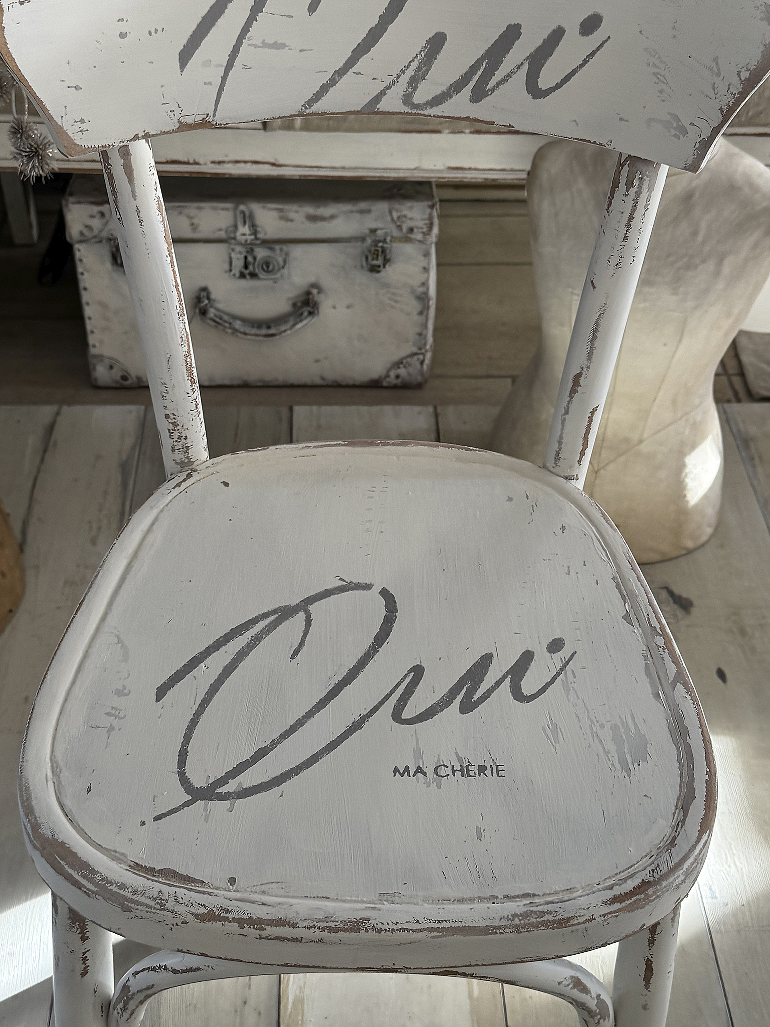 Alter Bugholzstuhl mit Shabbykleid Qui Ma Cherie***