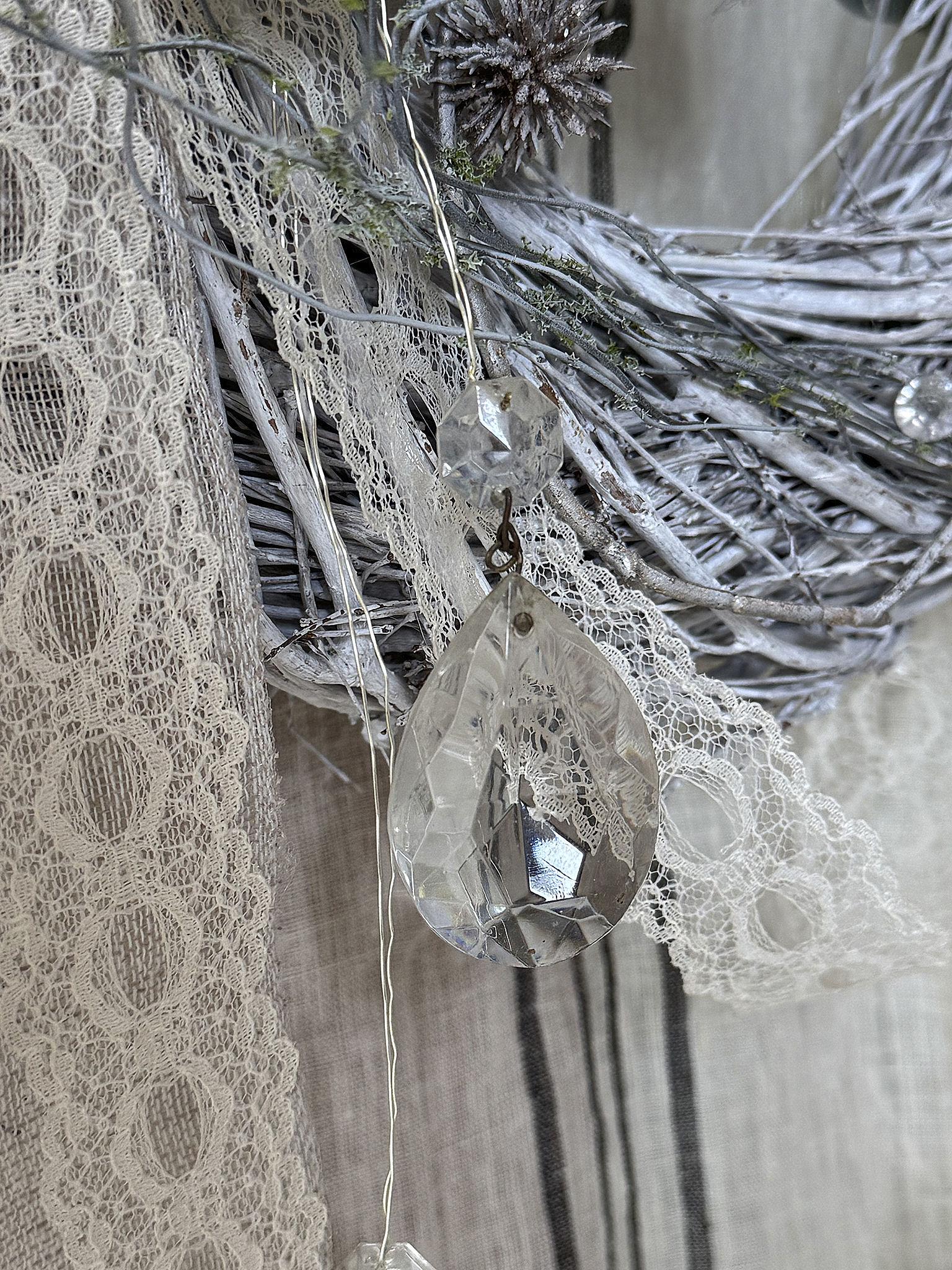 Romantischer Dekokranz im Shabby Chic – gebundener Kranz mit Rosen, Spitze & alten Kristallen im französischen Landhausstil***