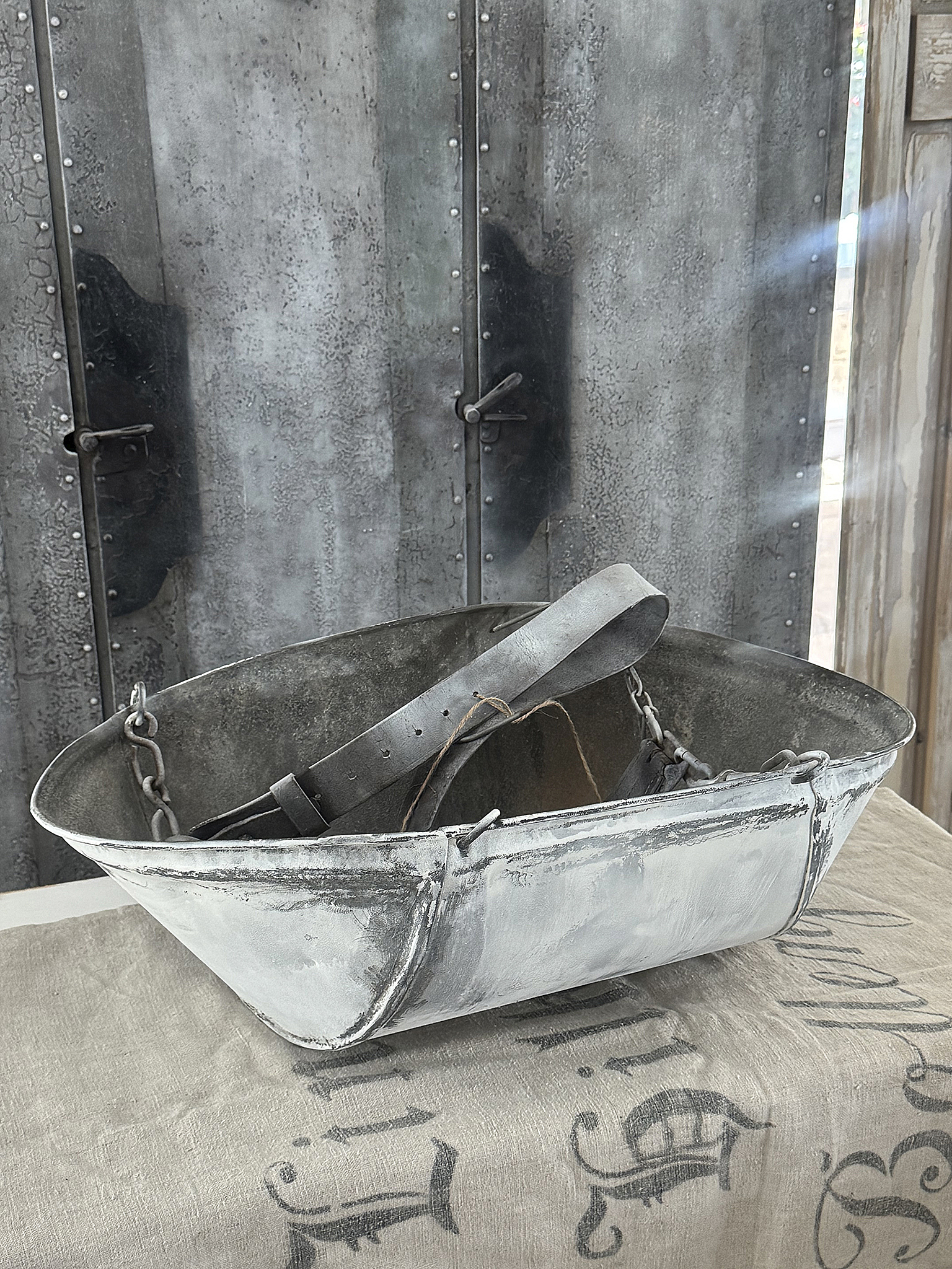 Alte Ernteschüssel aus Zink mit originalem Ledergriff – authentischer Shabby-Charme***
