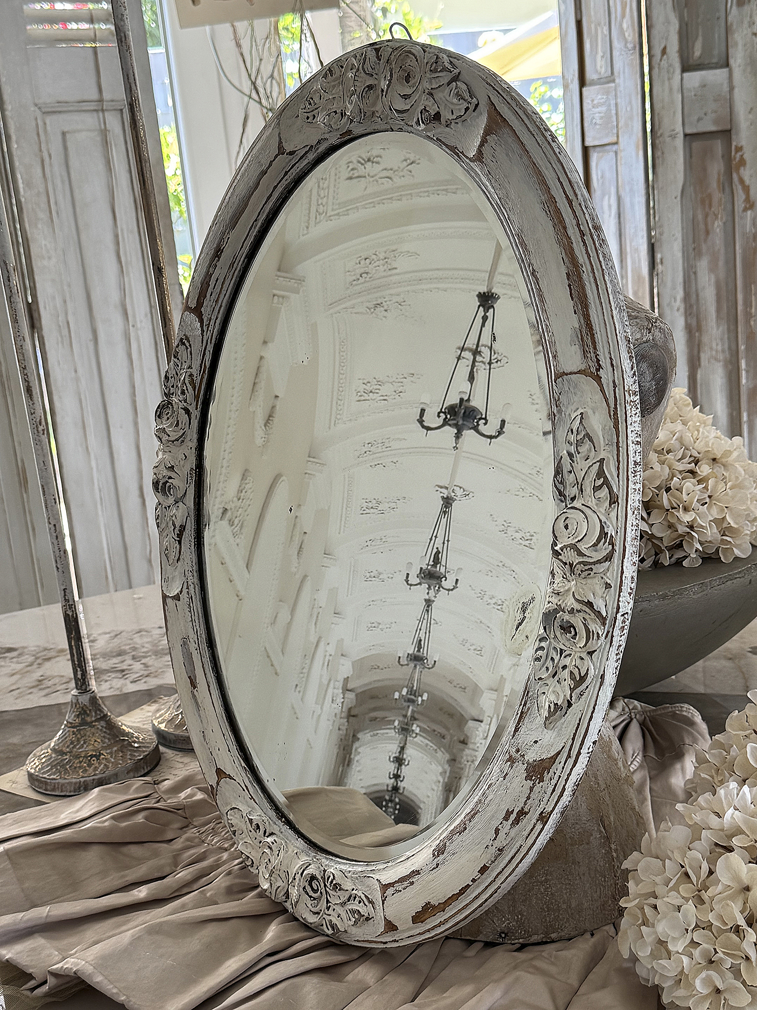Romantischer ovaler alter Wandspiegel im Shabby-Chic***
