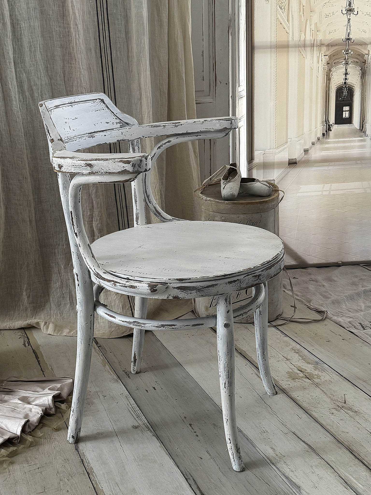  Antiker Thonet Armstuhl aus Buchholz – zeitlose Eleganz im Shabby-Look***